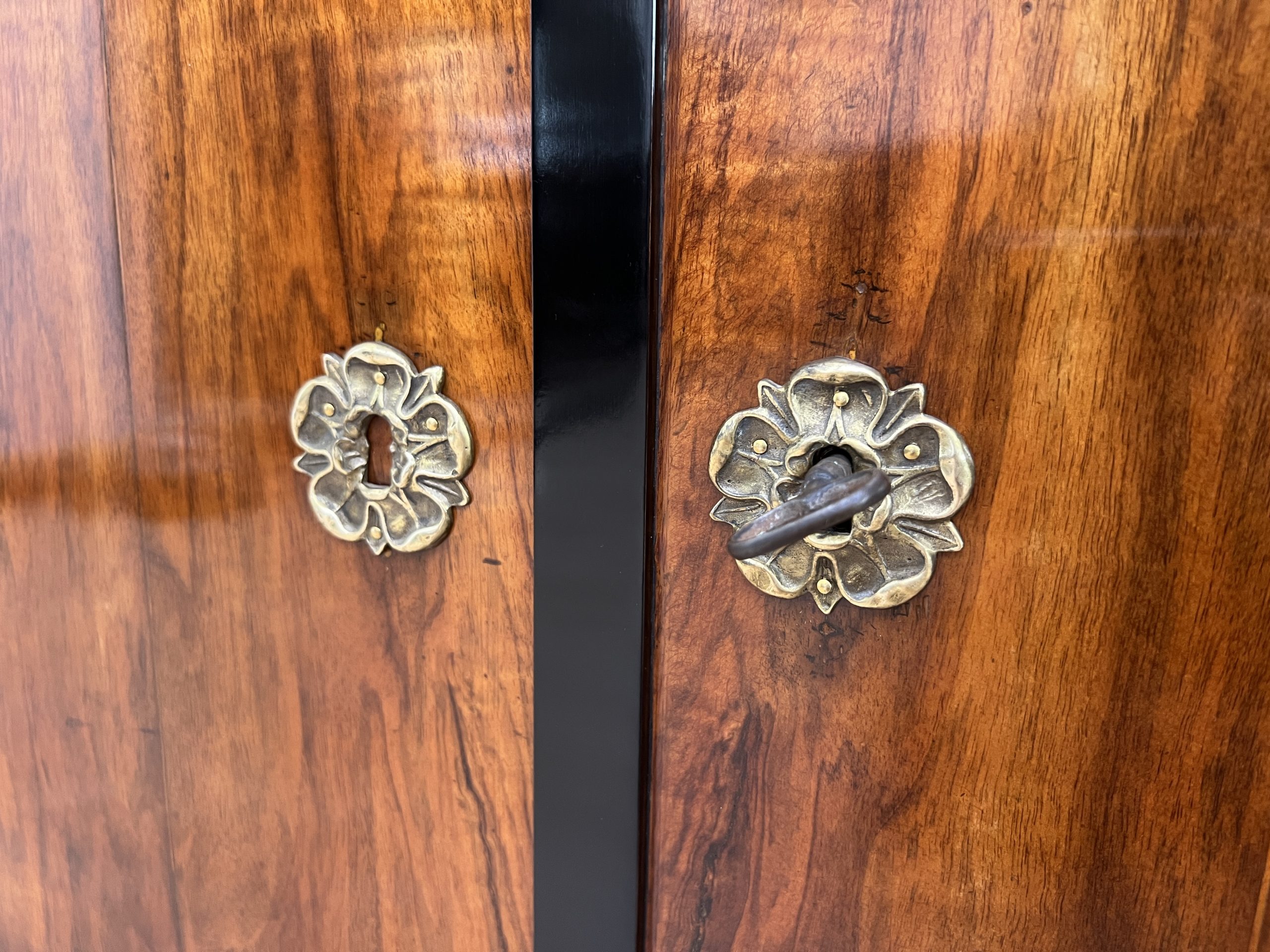 Biedermeier Kommode. Nussbaum, Vergoldet, Österreich um 1815.5