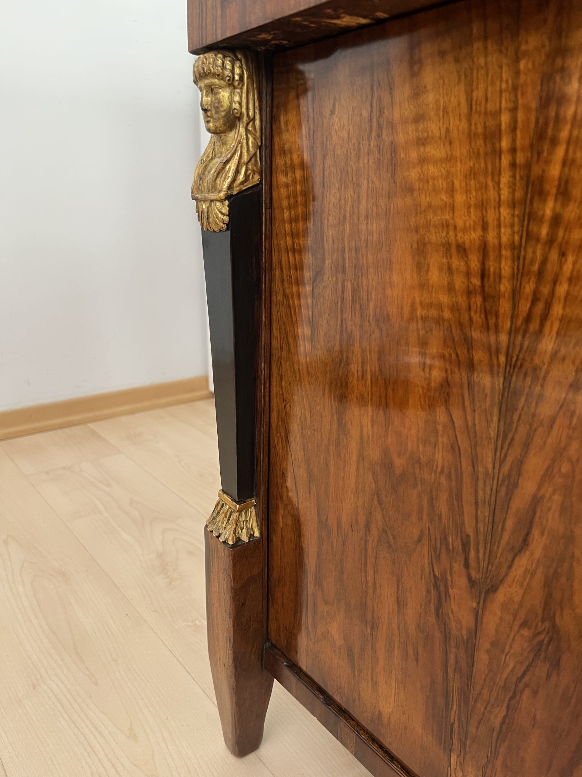 Biedermeier Kommode. Nussbaum, Vergoldet, Österreich um 1815.6