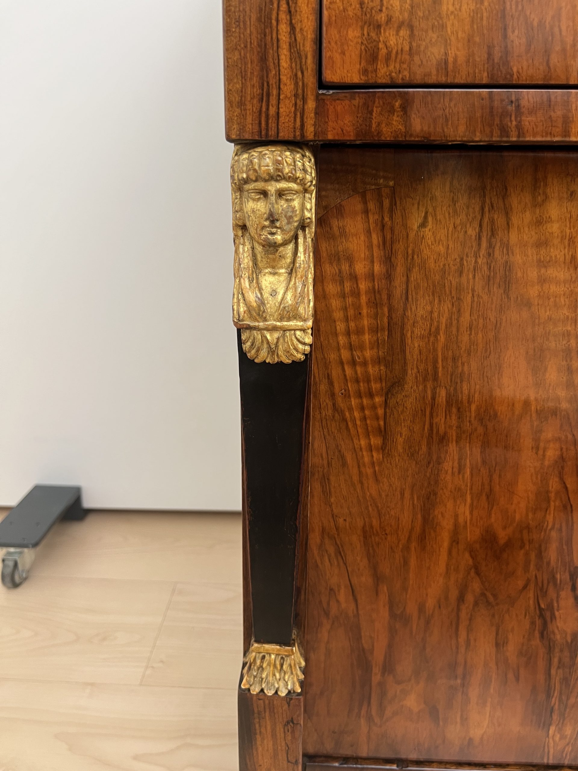 Biedermeier Kommode. Nussbaum, Vergoldet, Österreich um 1815.7