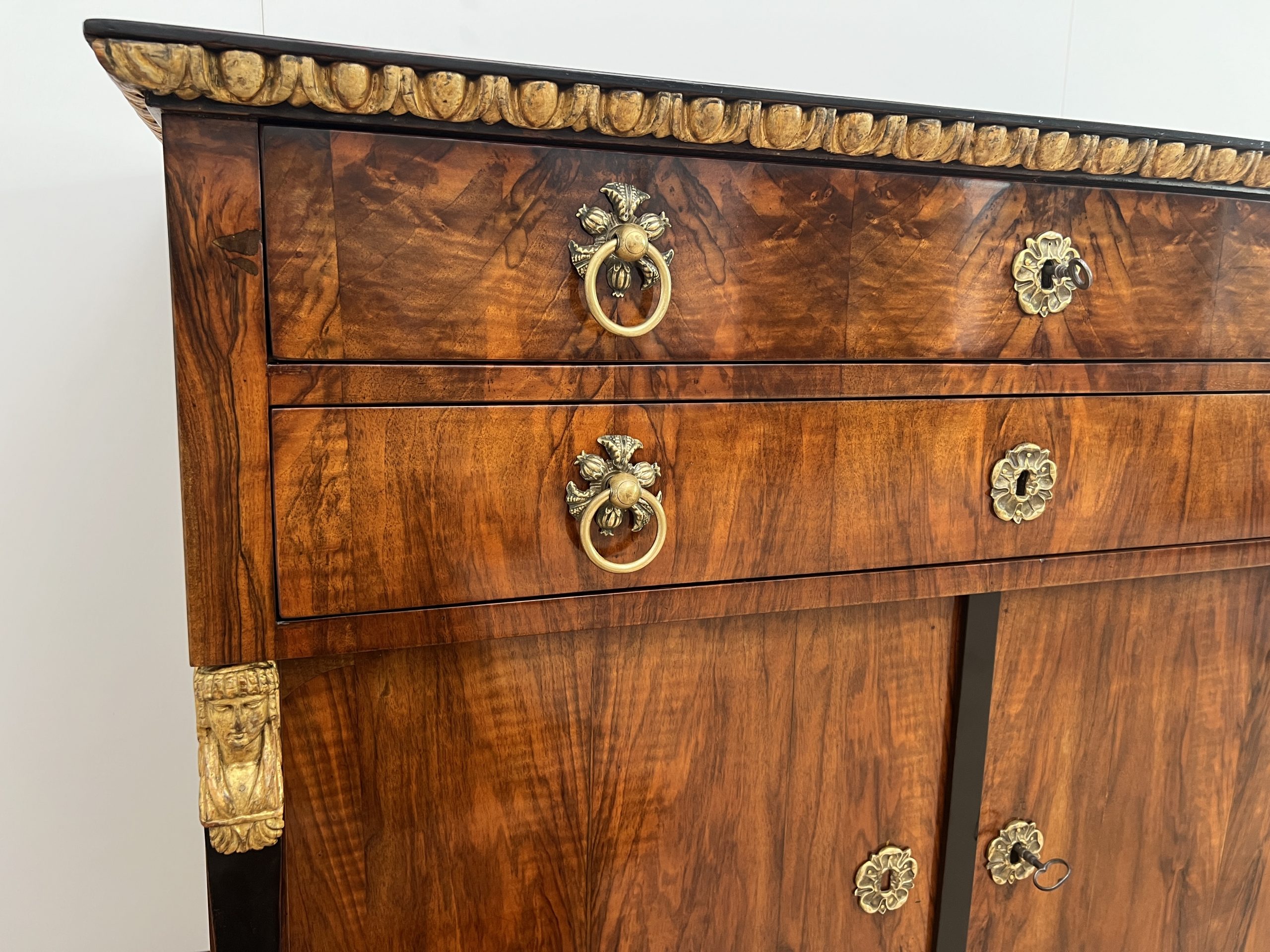 Biedermeier Kommode. Nussbaum, Vergoldet, Österreich um 1815.8