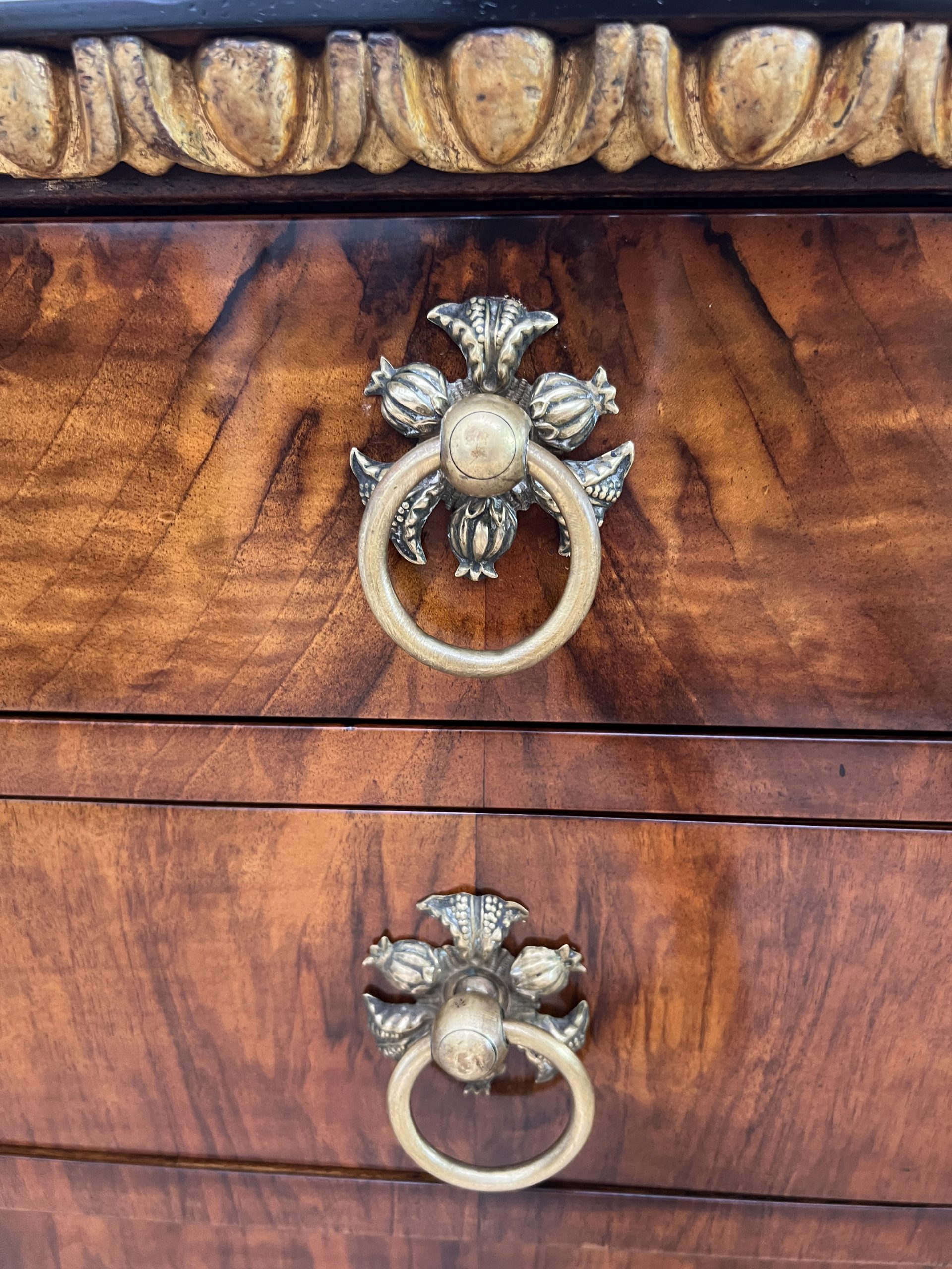 Biedermeier Kommode. Nussbaum, Vergoldet, Österreich um 1815.9