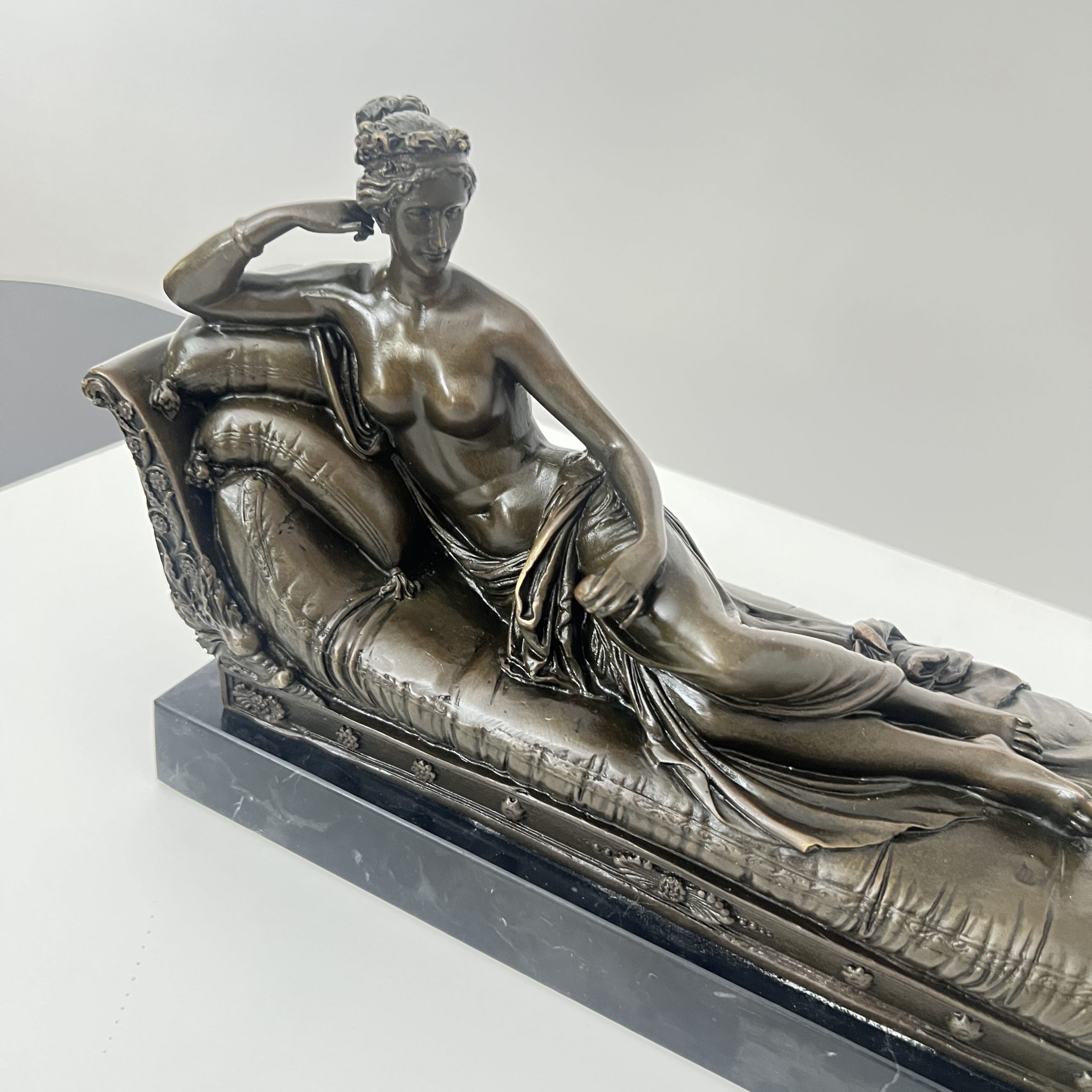Bronze Skulptur, Frau auf Sofa, Signiert A. Canova, Paris circa 1950.1