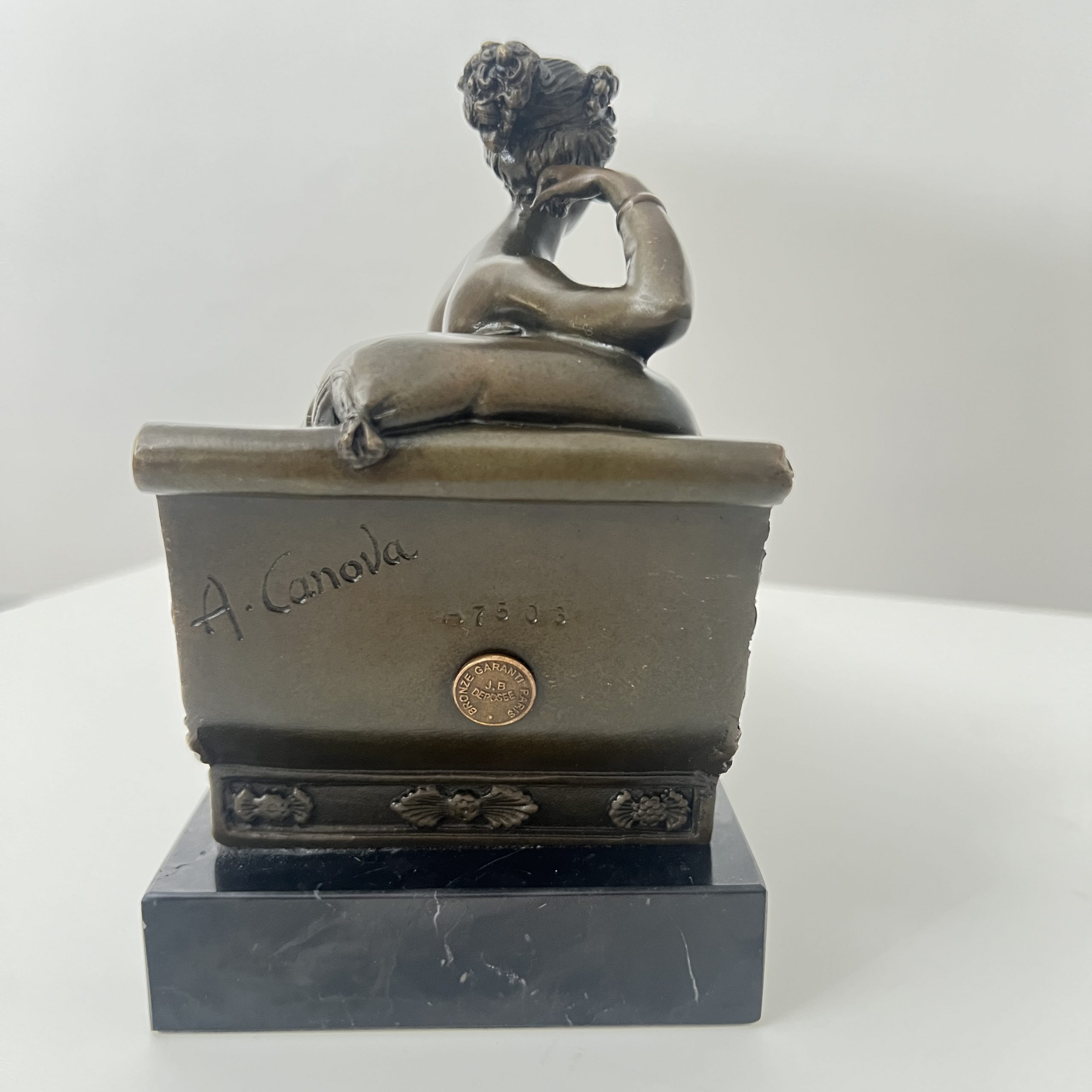 Bronze Skulptur, Frau auf Sofa, Signiert A. Canova, Paris circa 1950.10