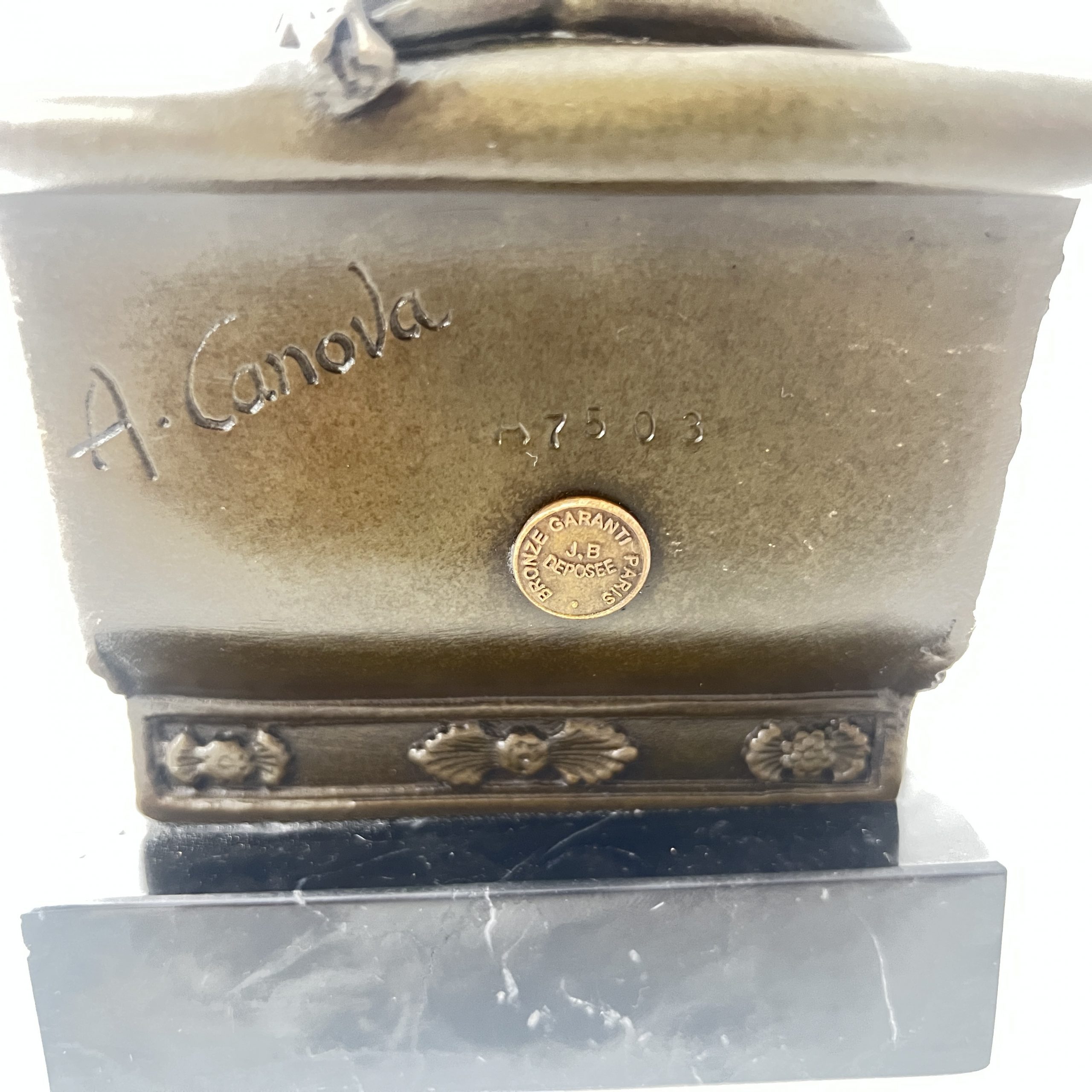 Bronze Skulptur, Frau auf Sofa, Signiert A. Canova, Paris circa 1950.11