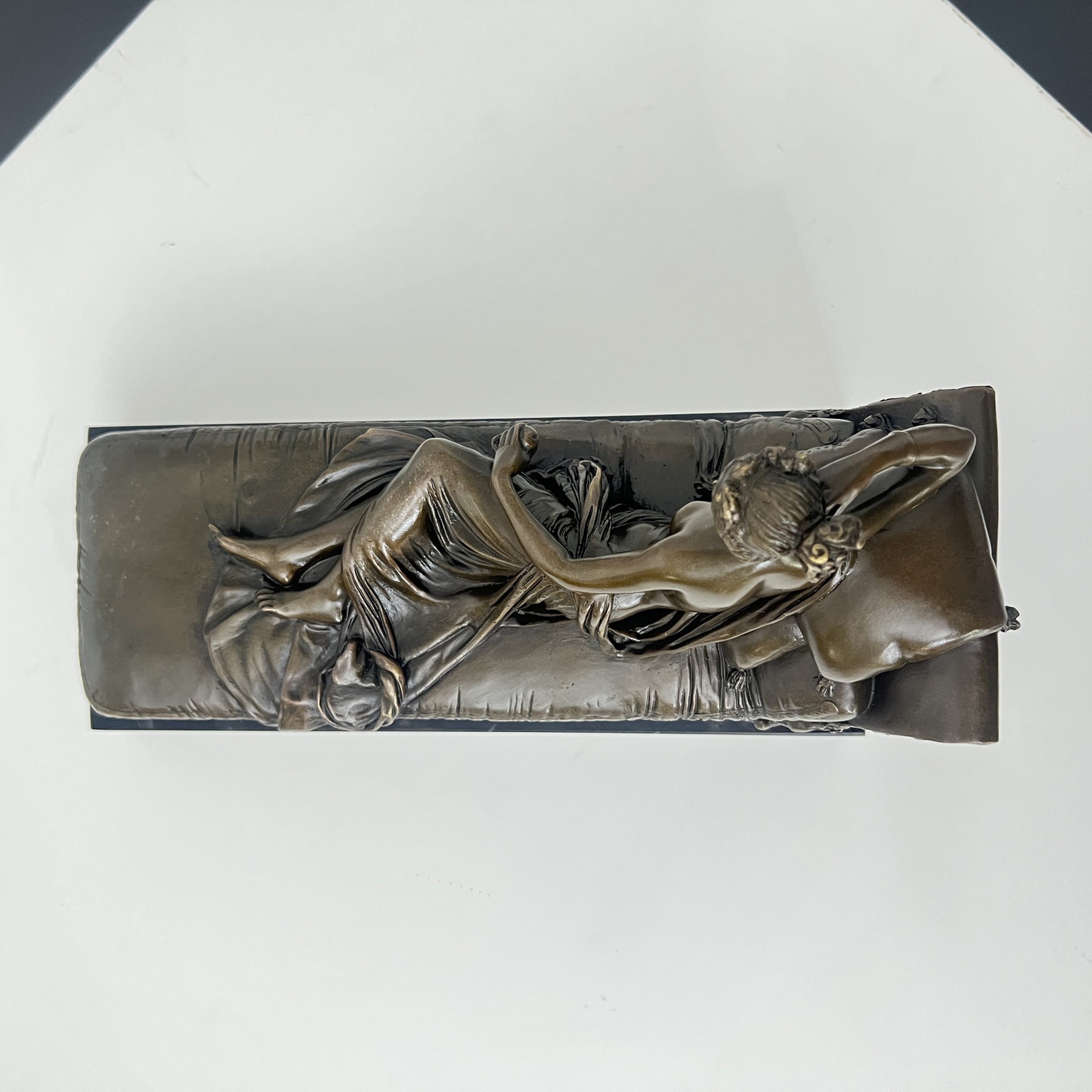 Bronze Skulptur, Frau auf Sofa, Signiert A. Canova, Paris circa 1950.12