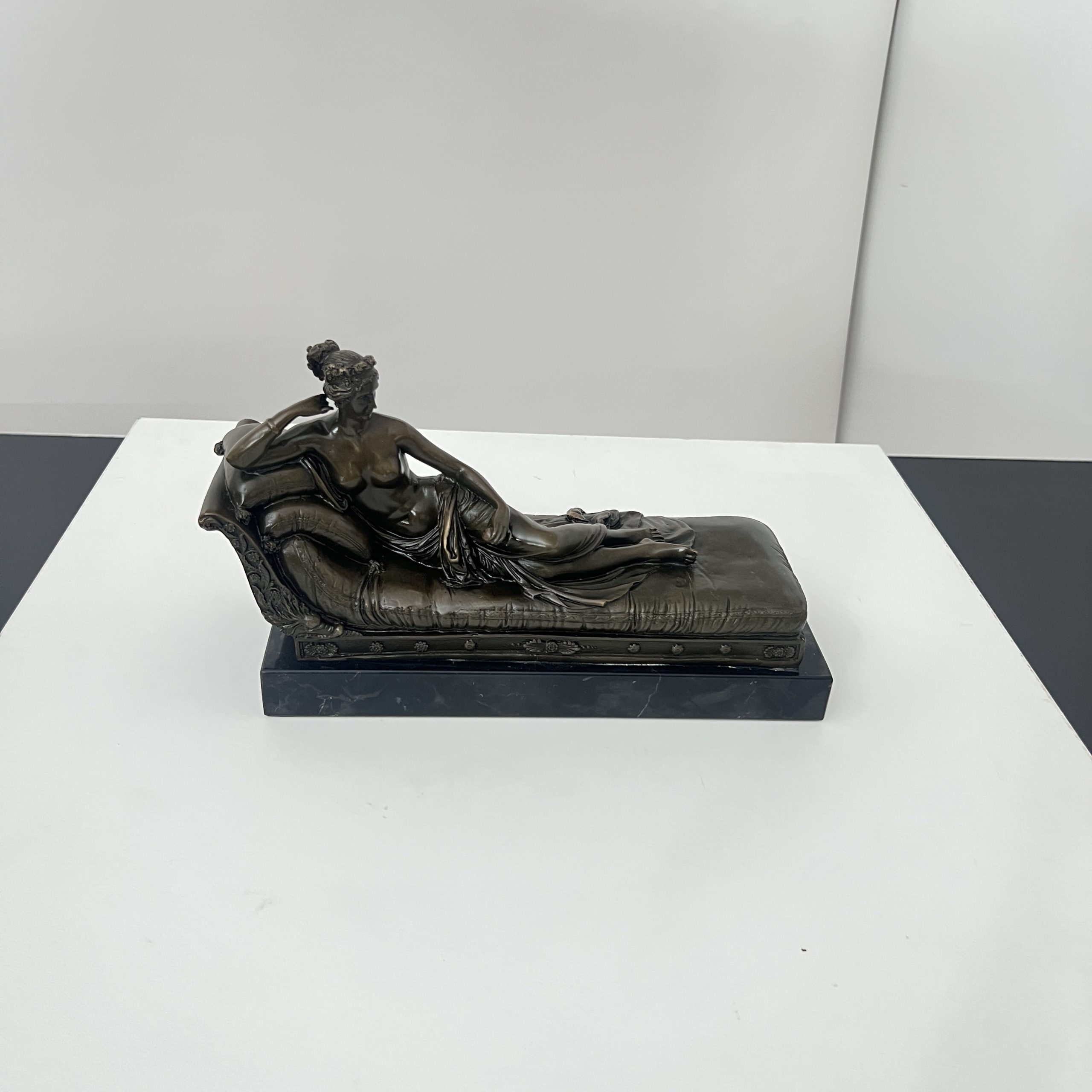 Bronze Skulptur, Frau auf Sofa, Signiert A. Canova, Paris circa 1950.3