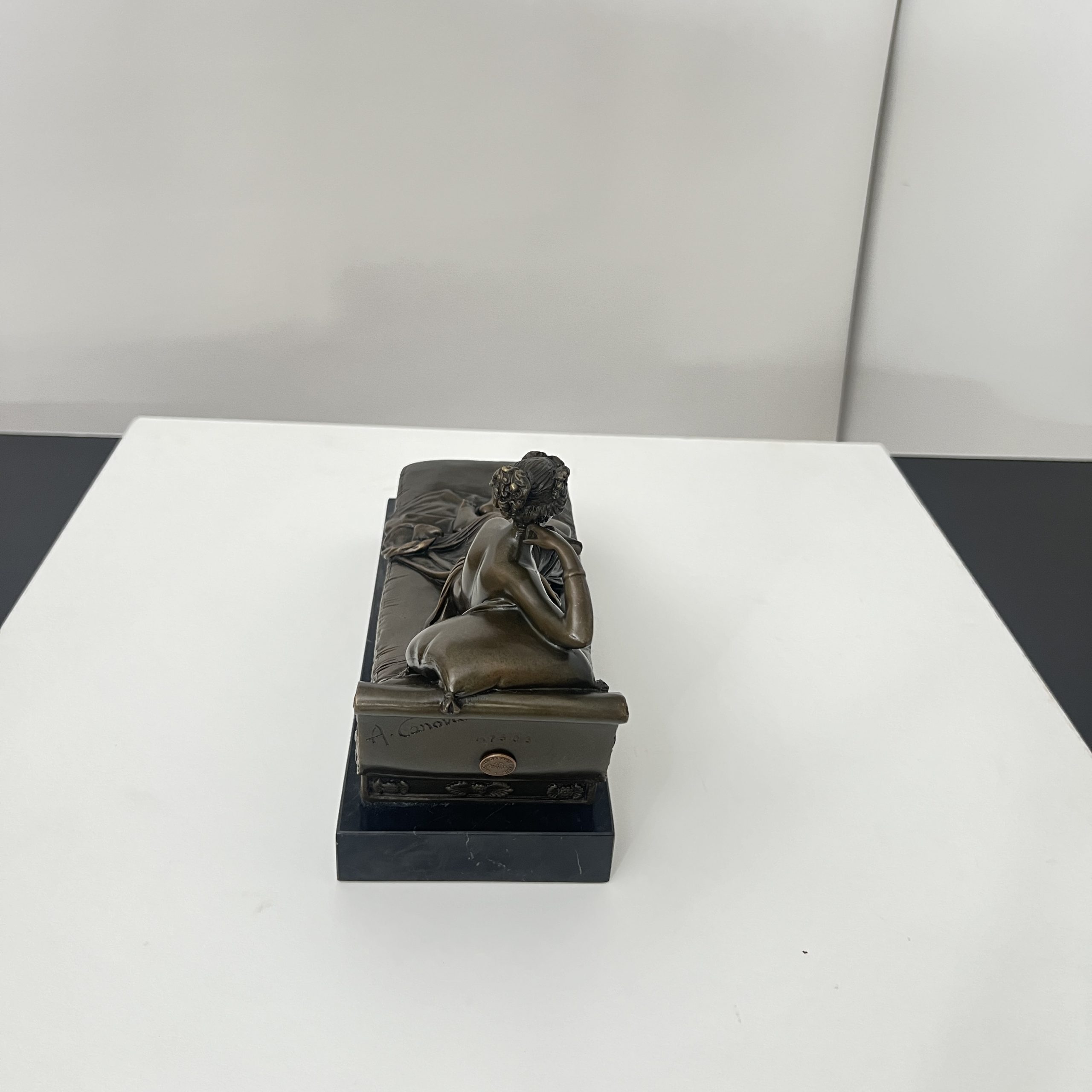 Bronze Skulptur, Frau auf Sofa, Signiert A. Canova, Paris circa 1950.4