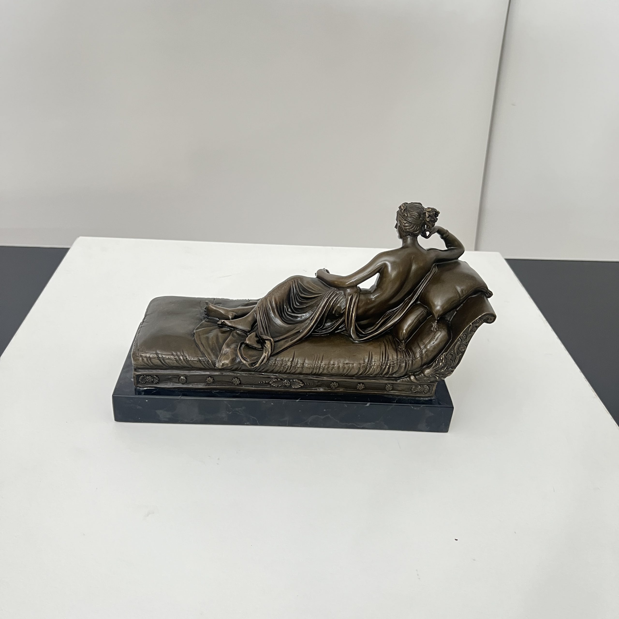 Bronze Skulptur, Frau auf Sofa, Signiert A. Canova, Paris circa 1950.5