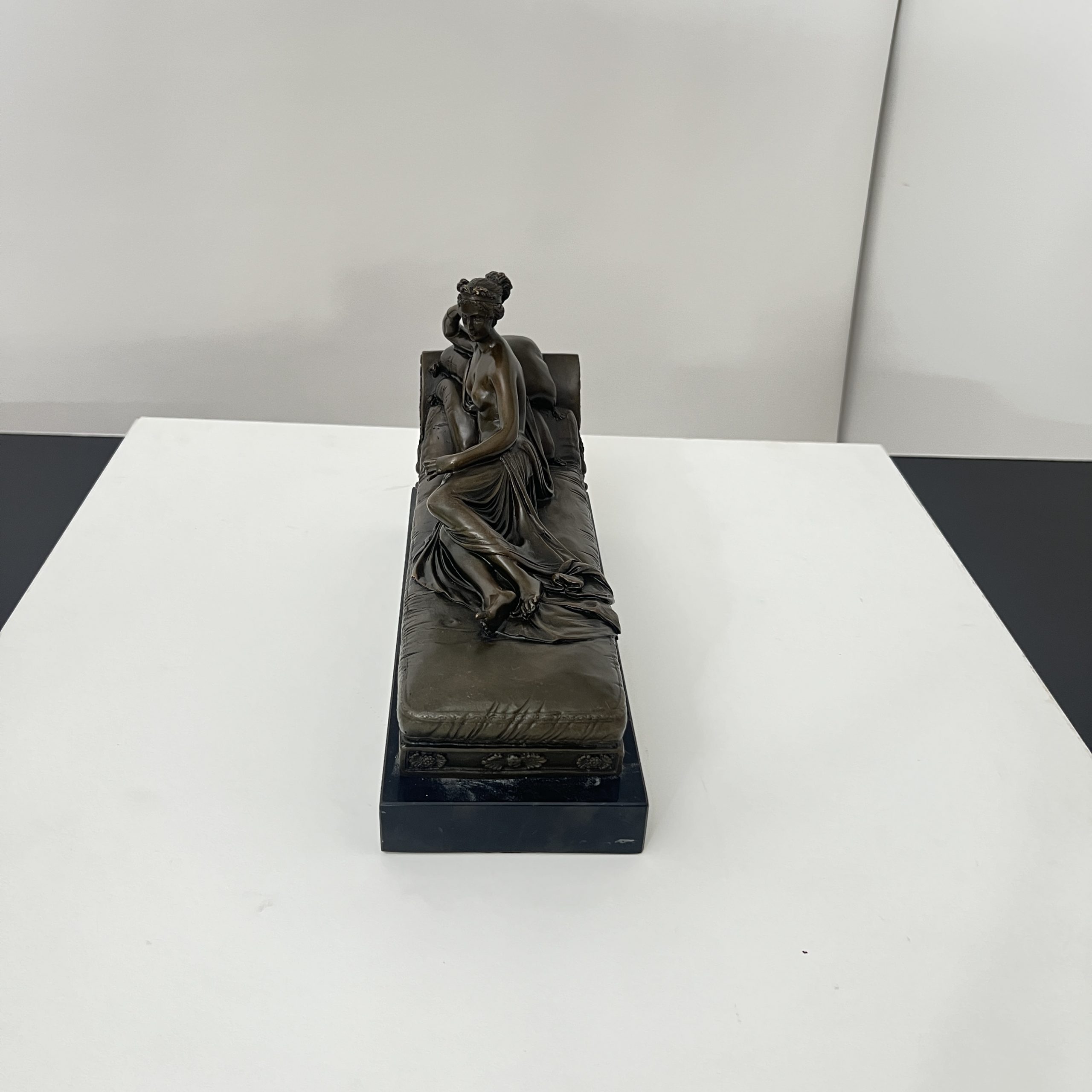 Bronze Skulptur, Frau auf Sofa, Signiert A. Canova, Paris circa 1950.6