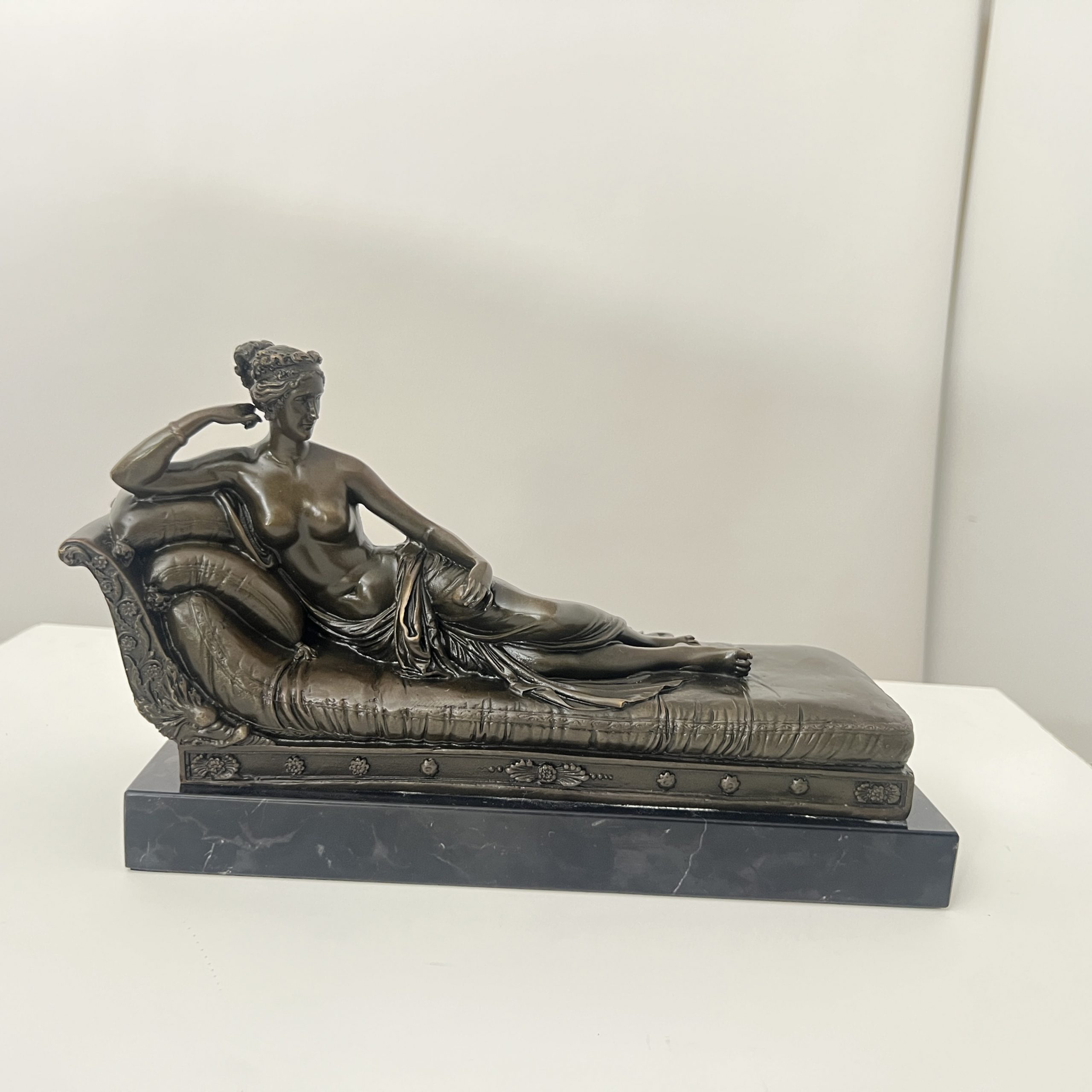 Bronze Skulptur, Frau auf Sofa, Signiert A. Canova, Paris circa 1950.7