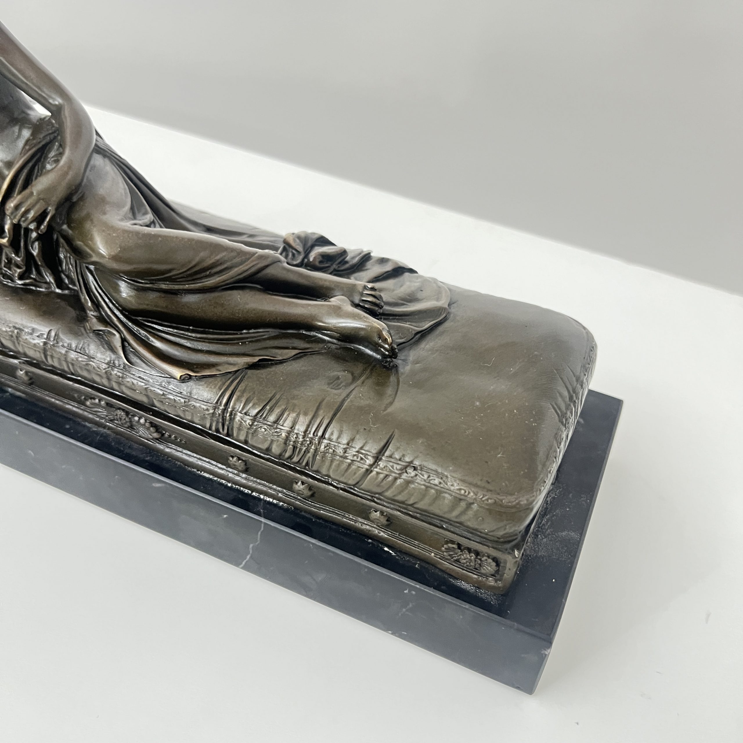 Bronze Skulptur, Frau auf Sofa, Signiert A. Canova, Paris circa 1950.8