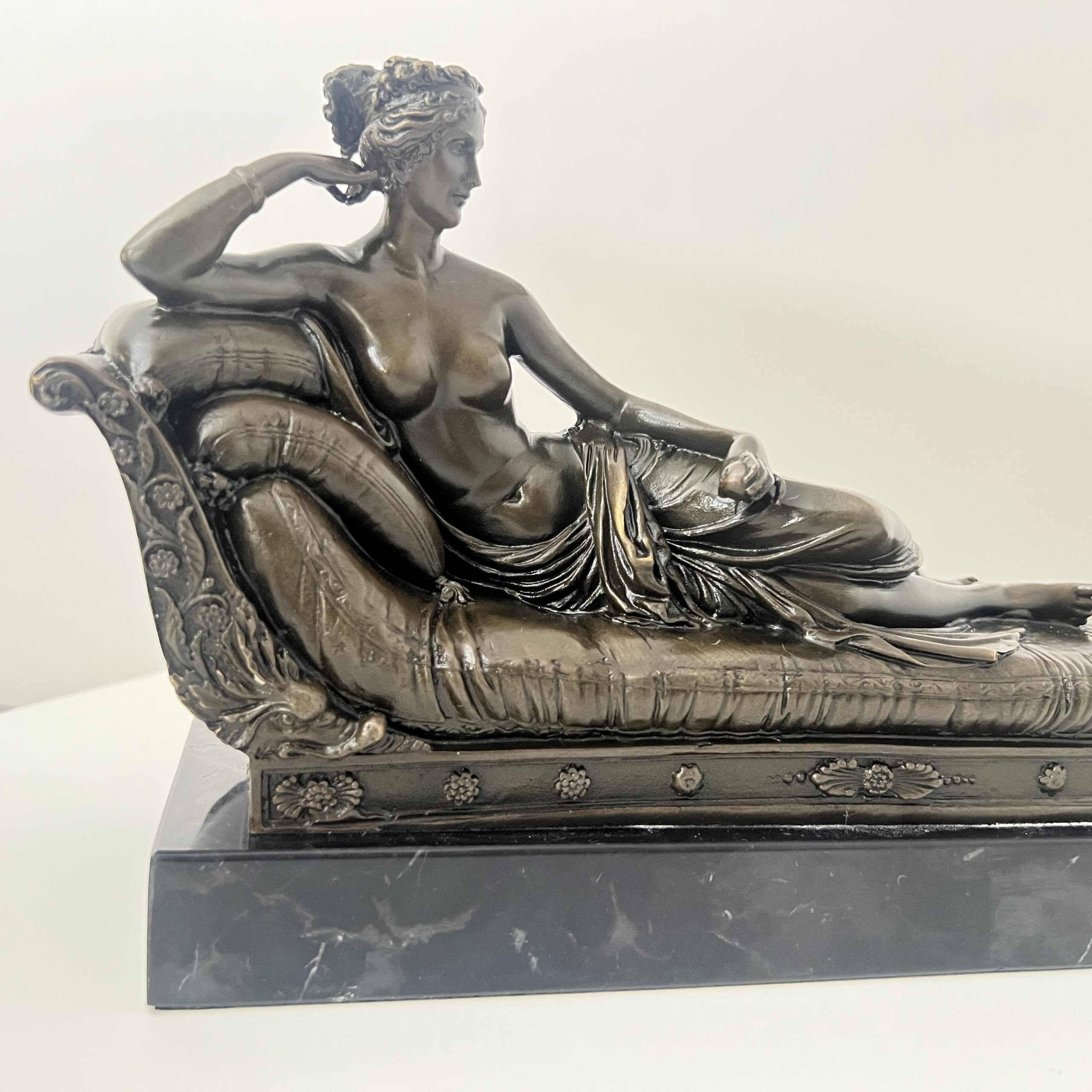 Bronze Skulptur, Frau auf Sofa, Signiert A. Canova, Paris circa 1950.9