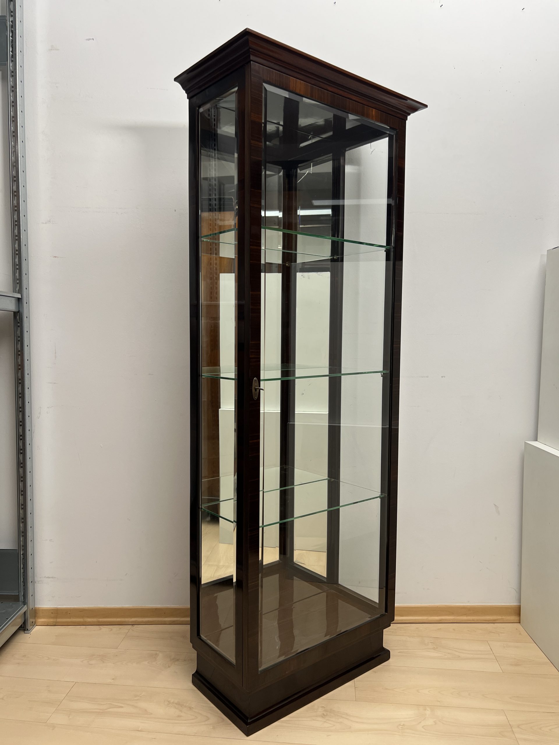 Art Deco Vitrine, Makassar, 3-seitig Glas.1