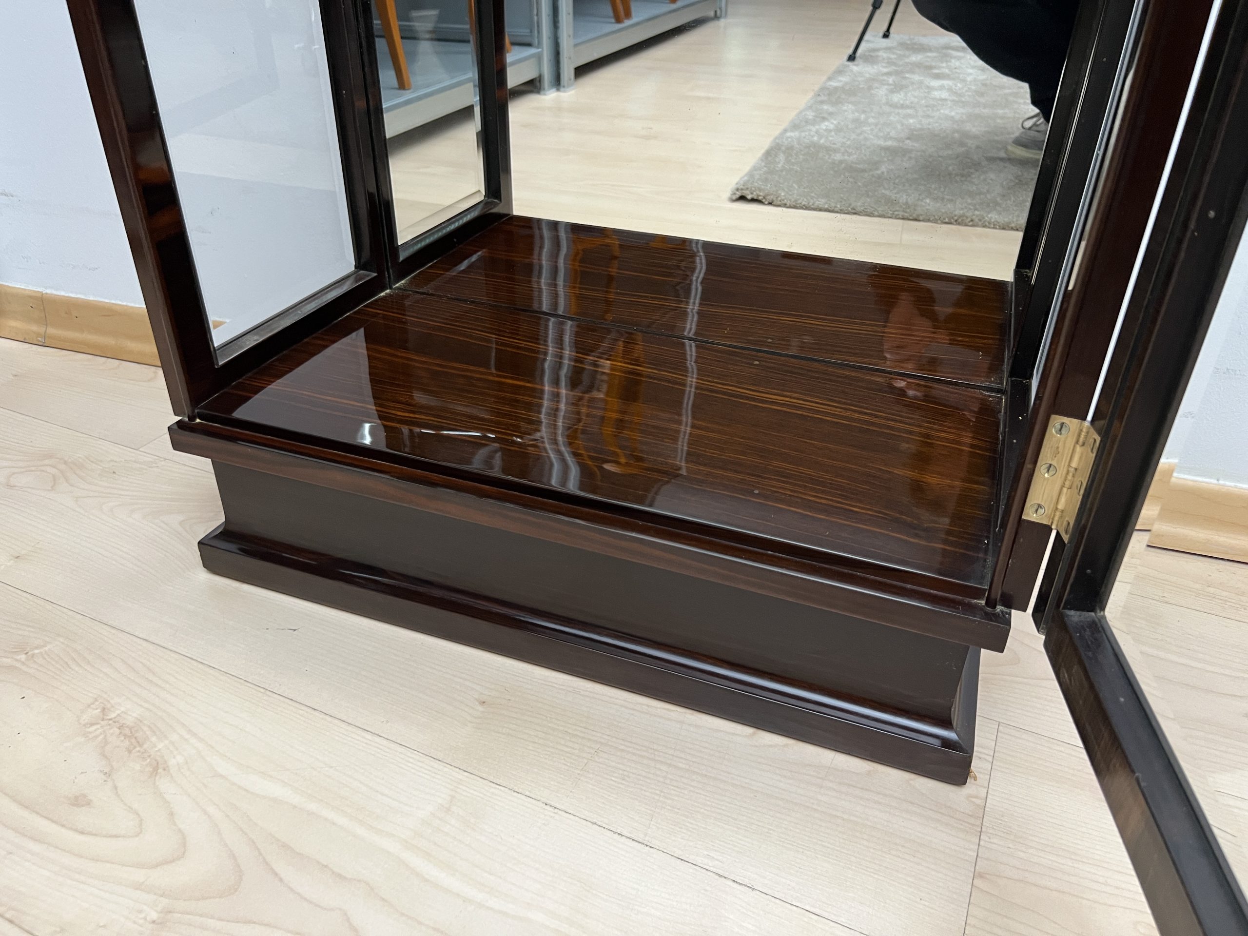 Art Deco Vitrine, Makassar, 3-seitig Glas.16