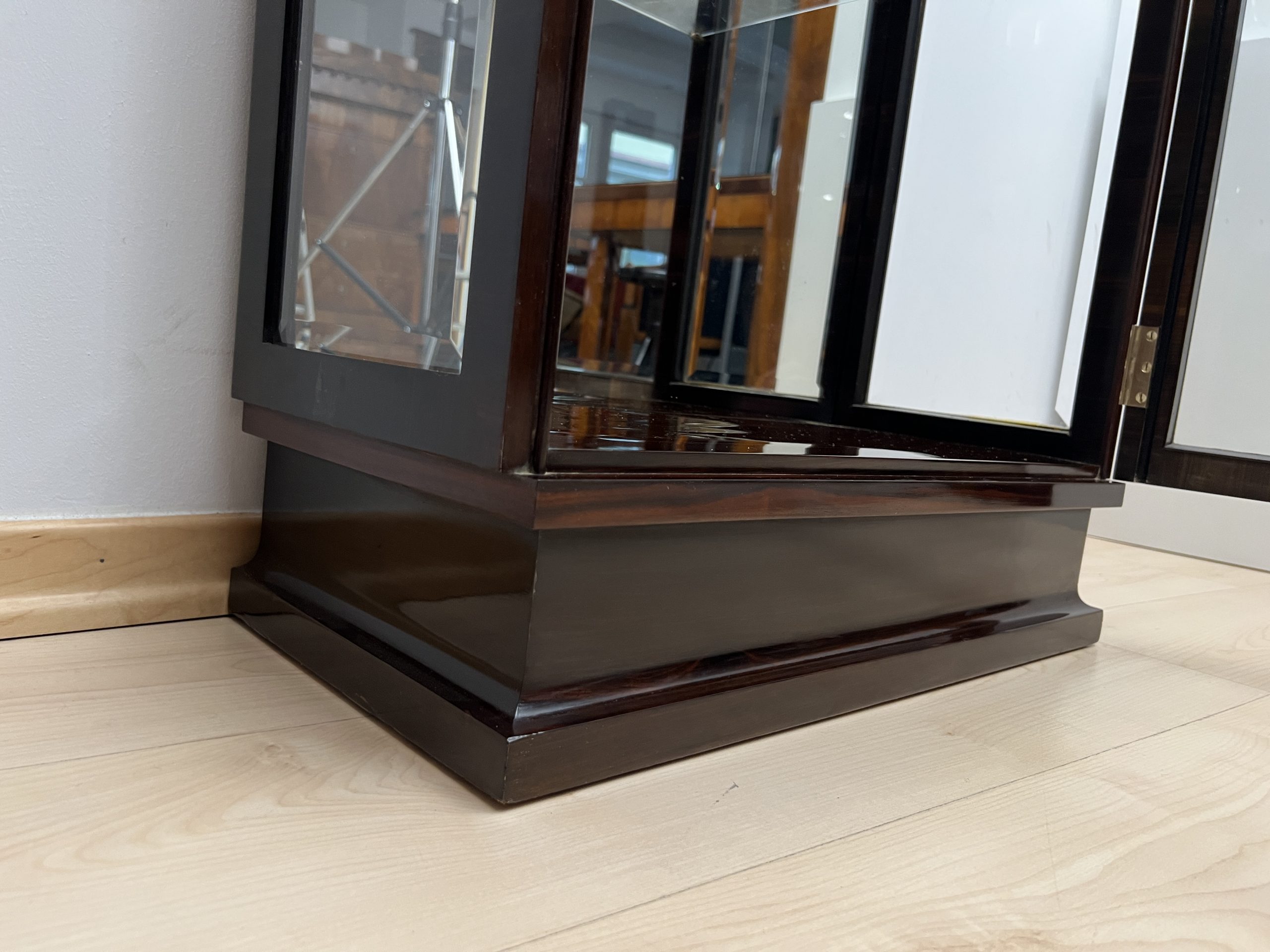 Art Deco Vitrine, Makassar, 3-seitig Glas.17