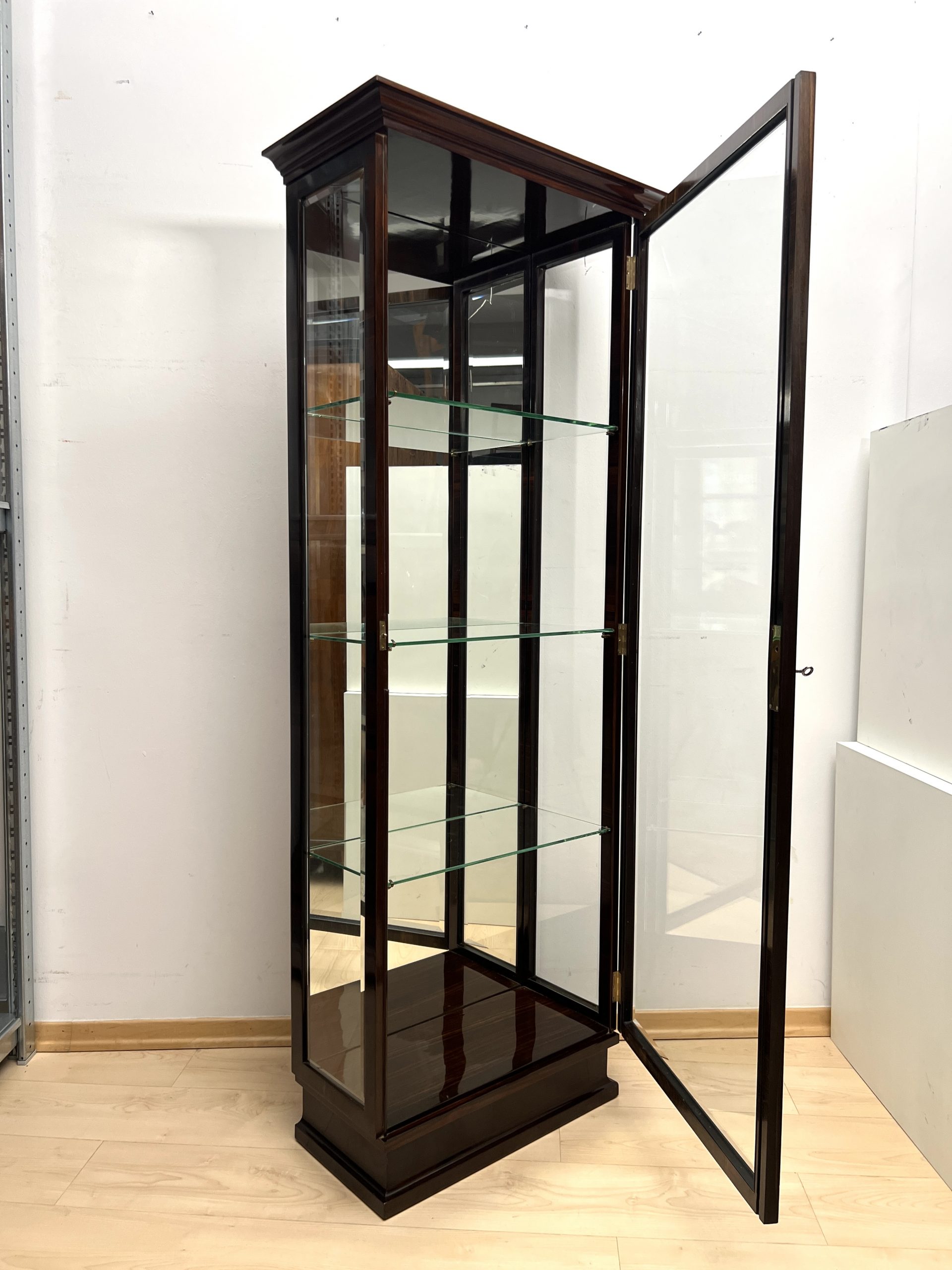 Art Deco Vitrine, Makassar, 3-seitig Glas.2