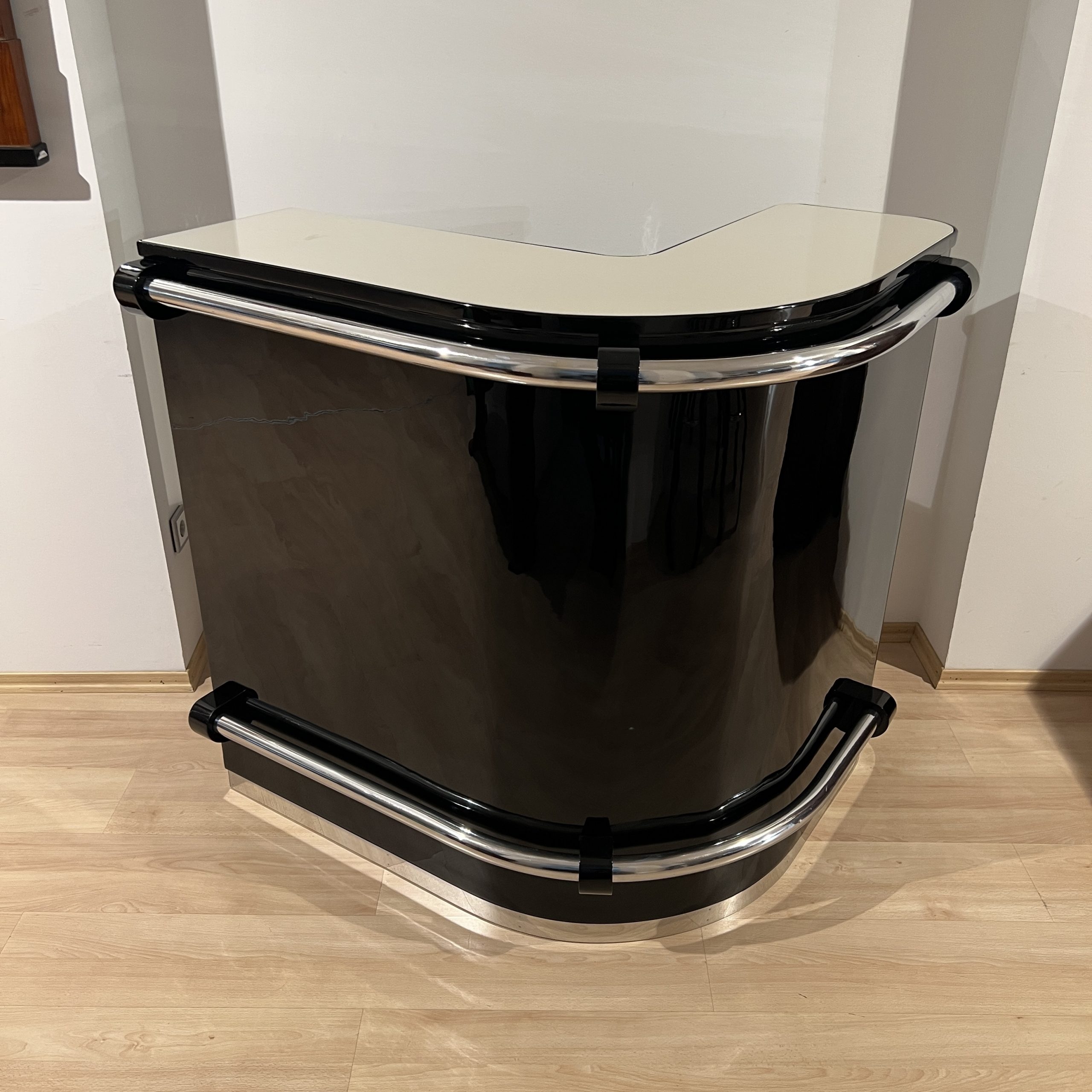 Art Deco Eckbar in Schwarz und Creme mit 4 Hockern.1