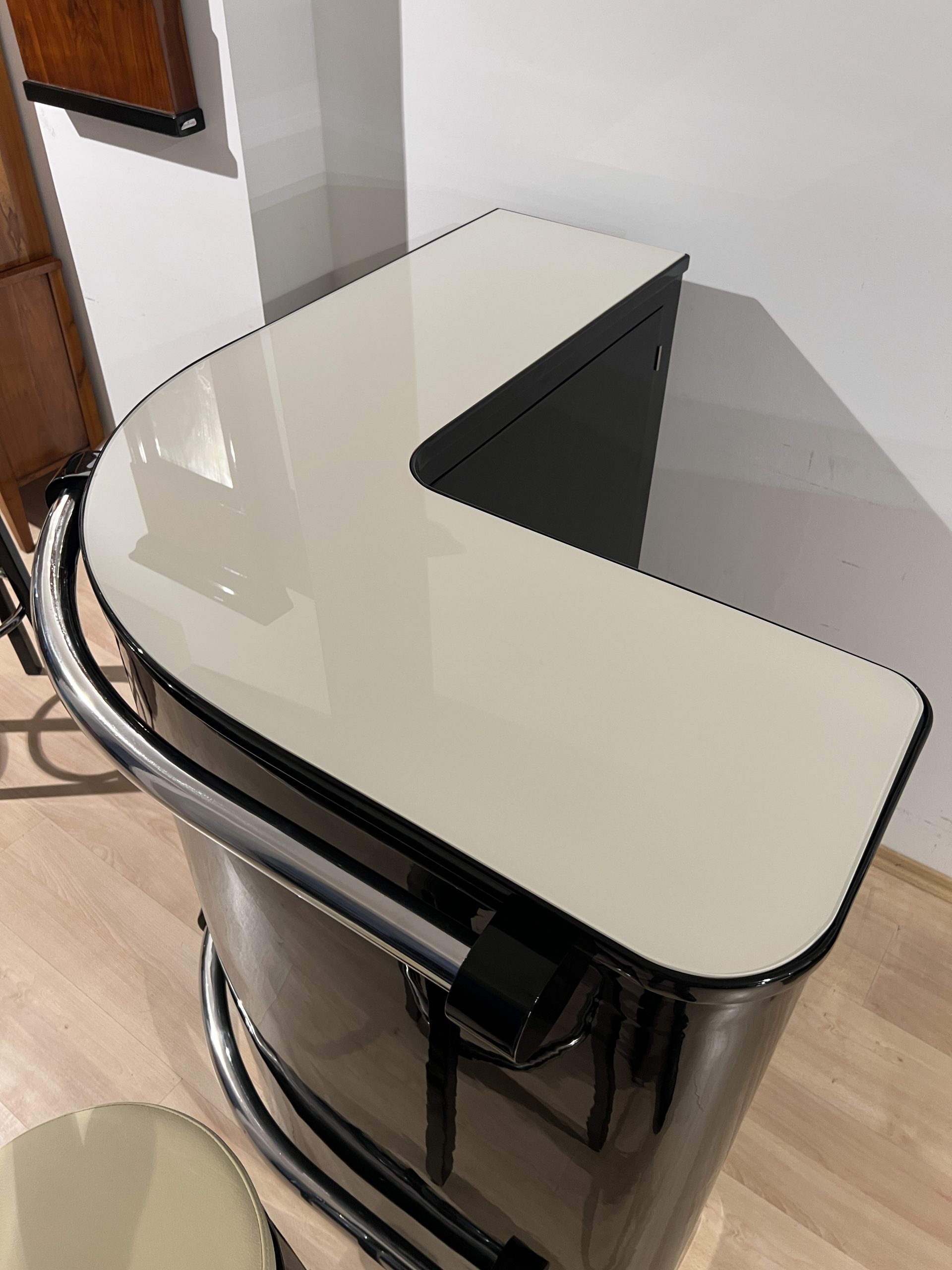 Art Deco Eckbar in Schwarz und Creme mit 4 Hockern.12