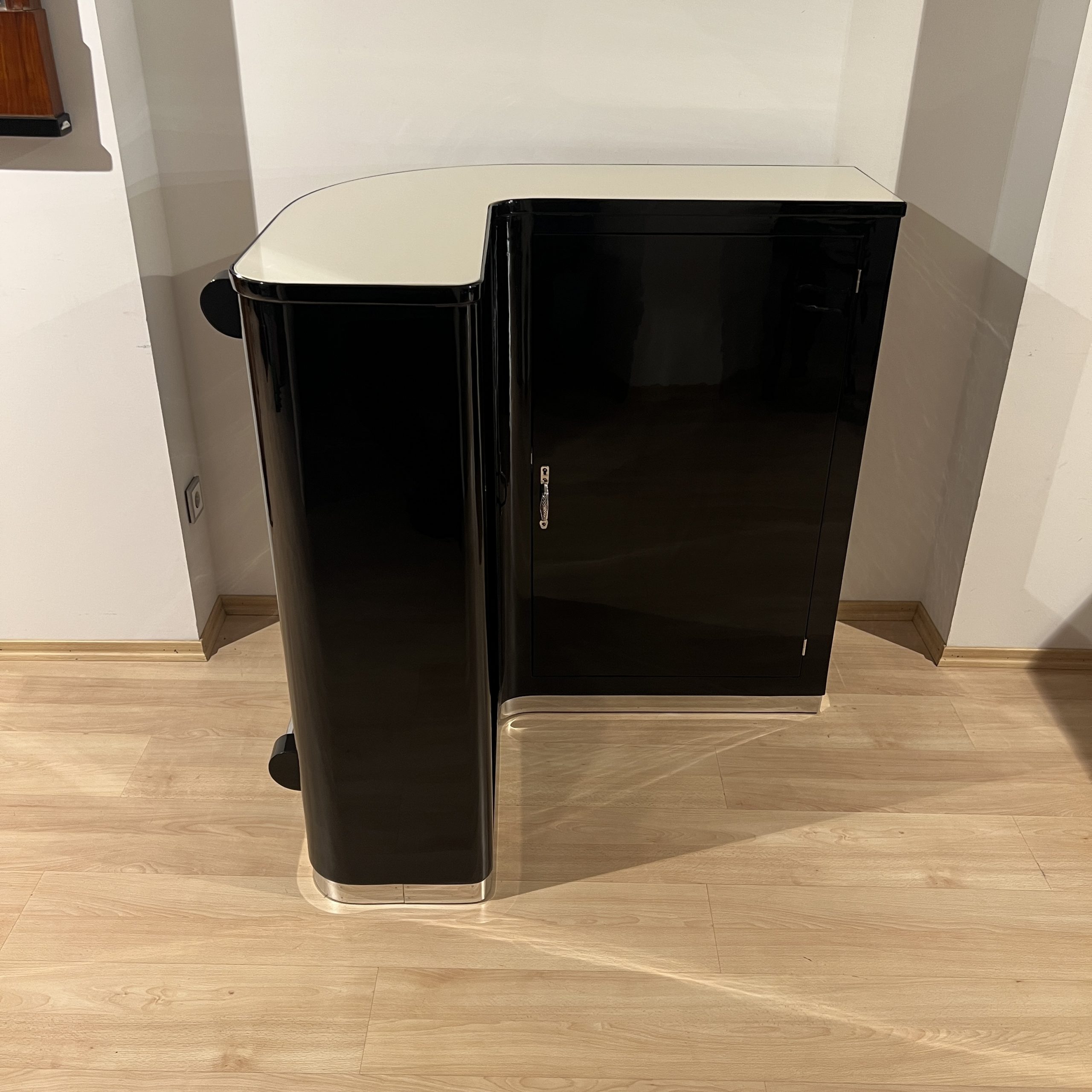 Art Deco Eckbar in Schwarz und Creme mit 4 Hockern.6