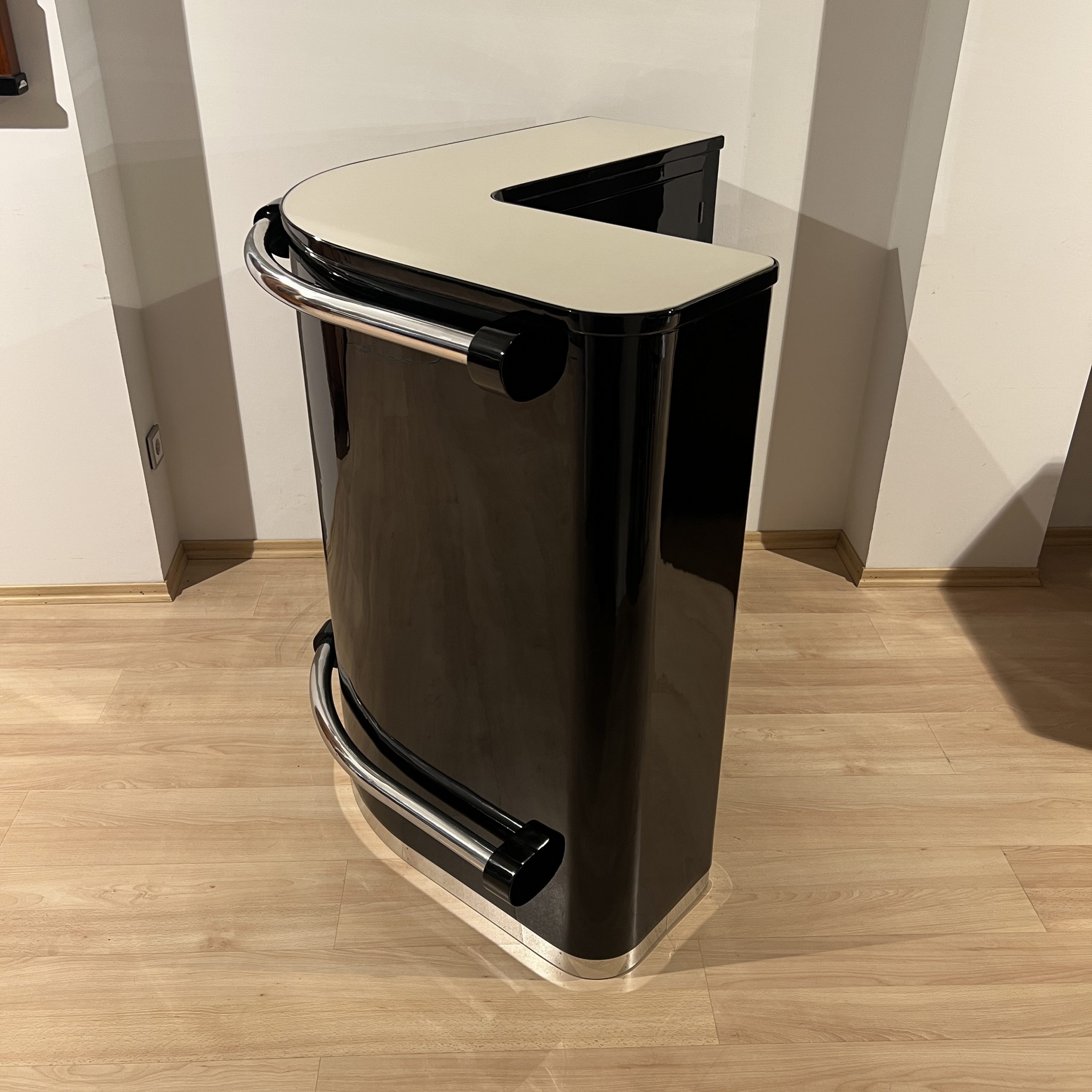 Art Deco Eckbar in Schwarz und Creme mit 4 Hockern.7