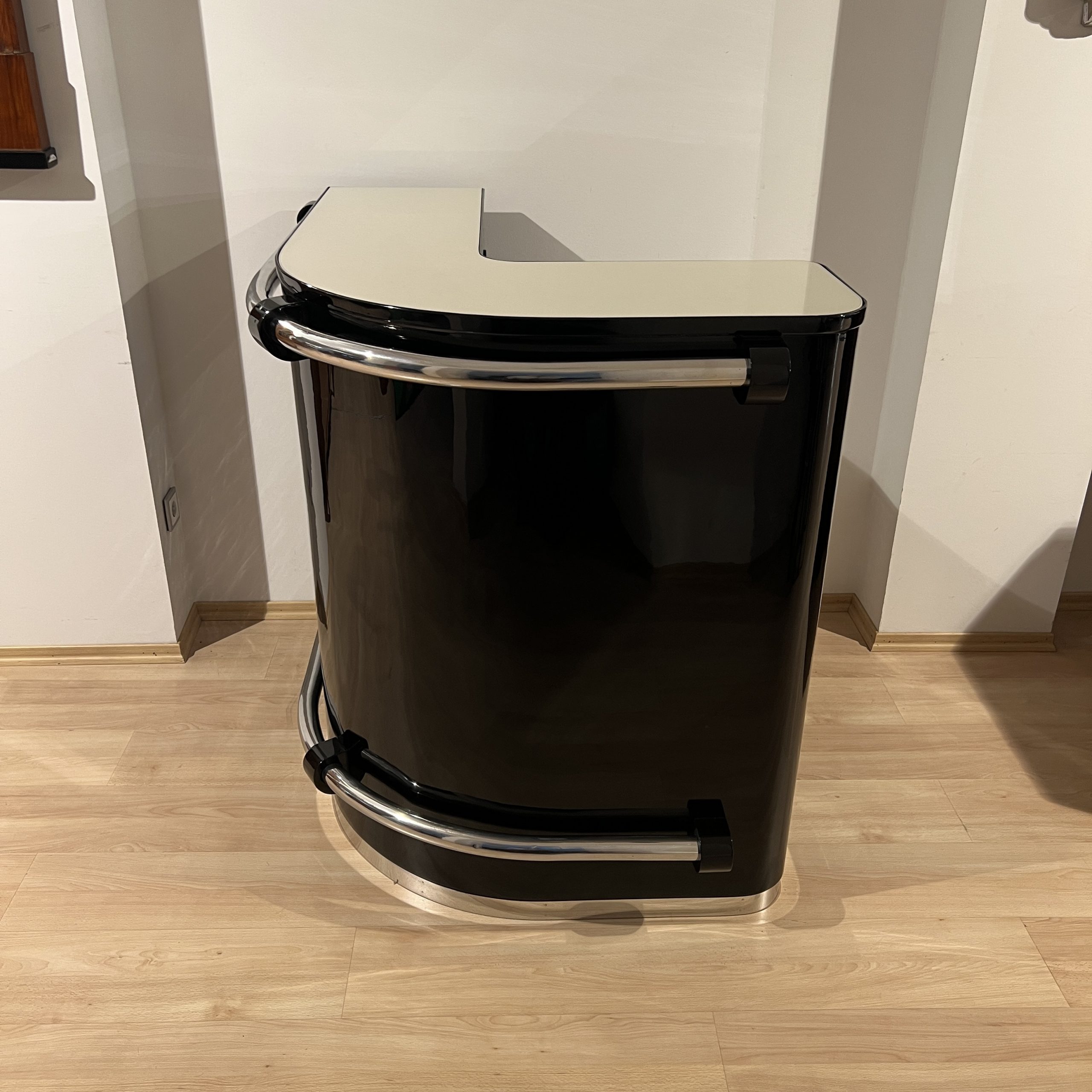Art Deco Eckbar in Schwarz und Creme mit 4 Hockern.8