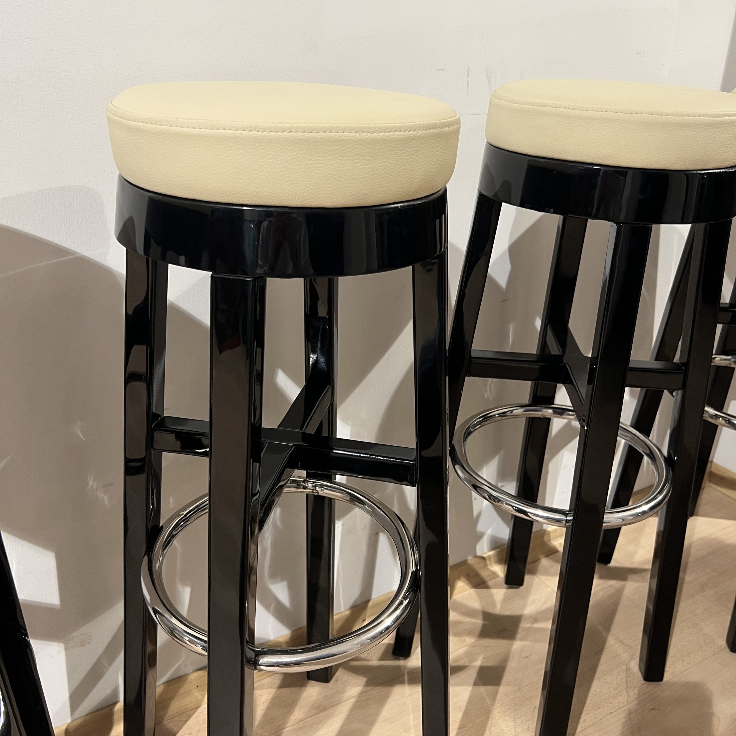 Art Deco Eckbar in Schwarz und Creme mit 4 Hockern.9