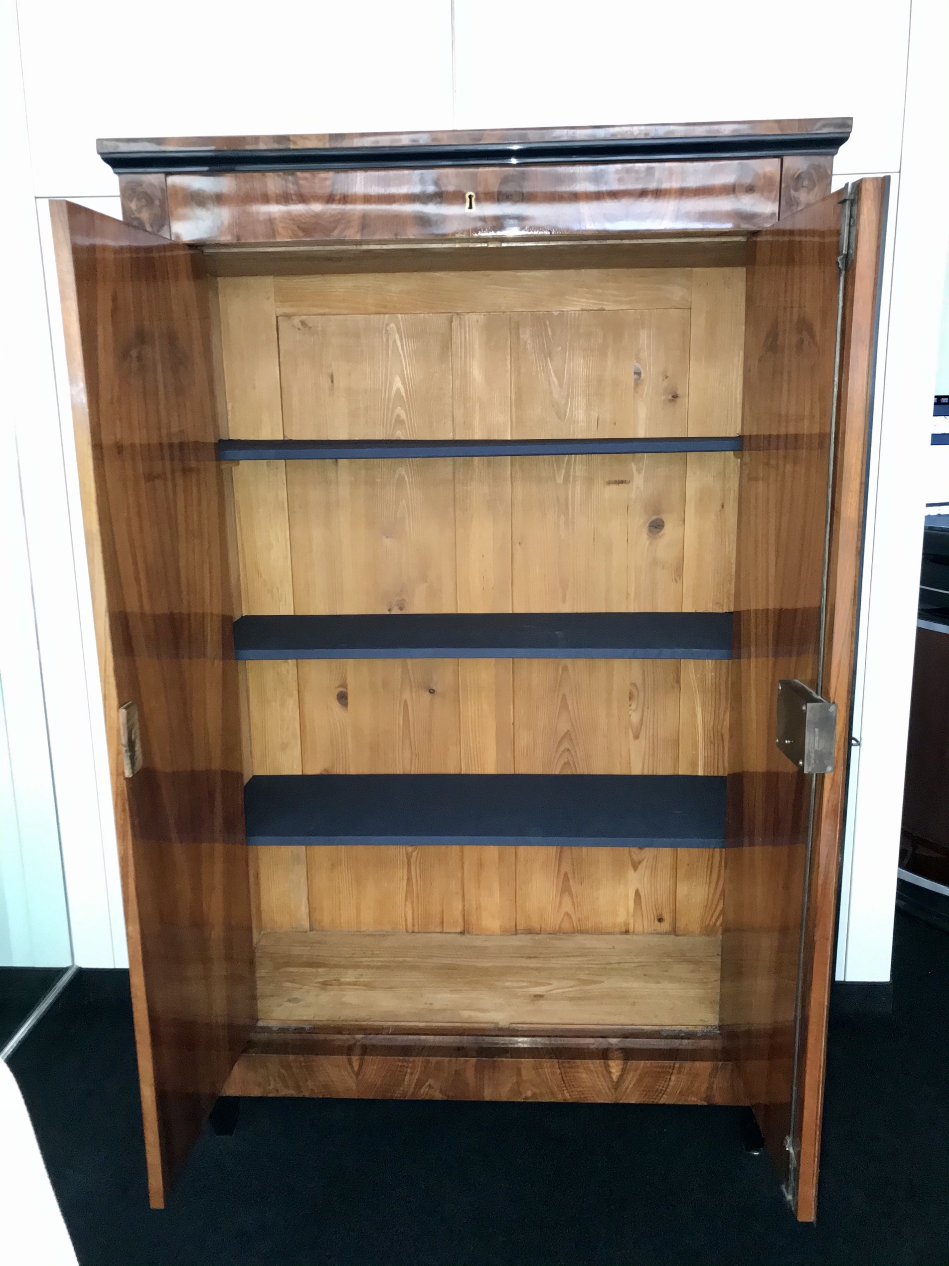 Biedermeier Empire Schrank, Nussbaum, Blattgold1 Biedermeier Empire Schrank, Nussbaum, Blattgold1