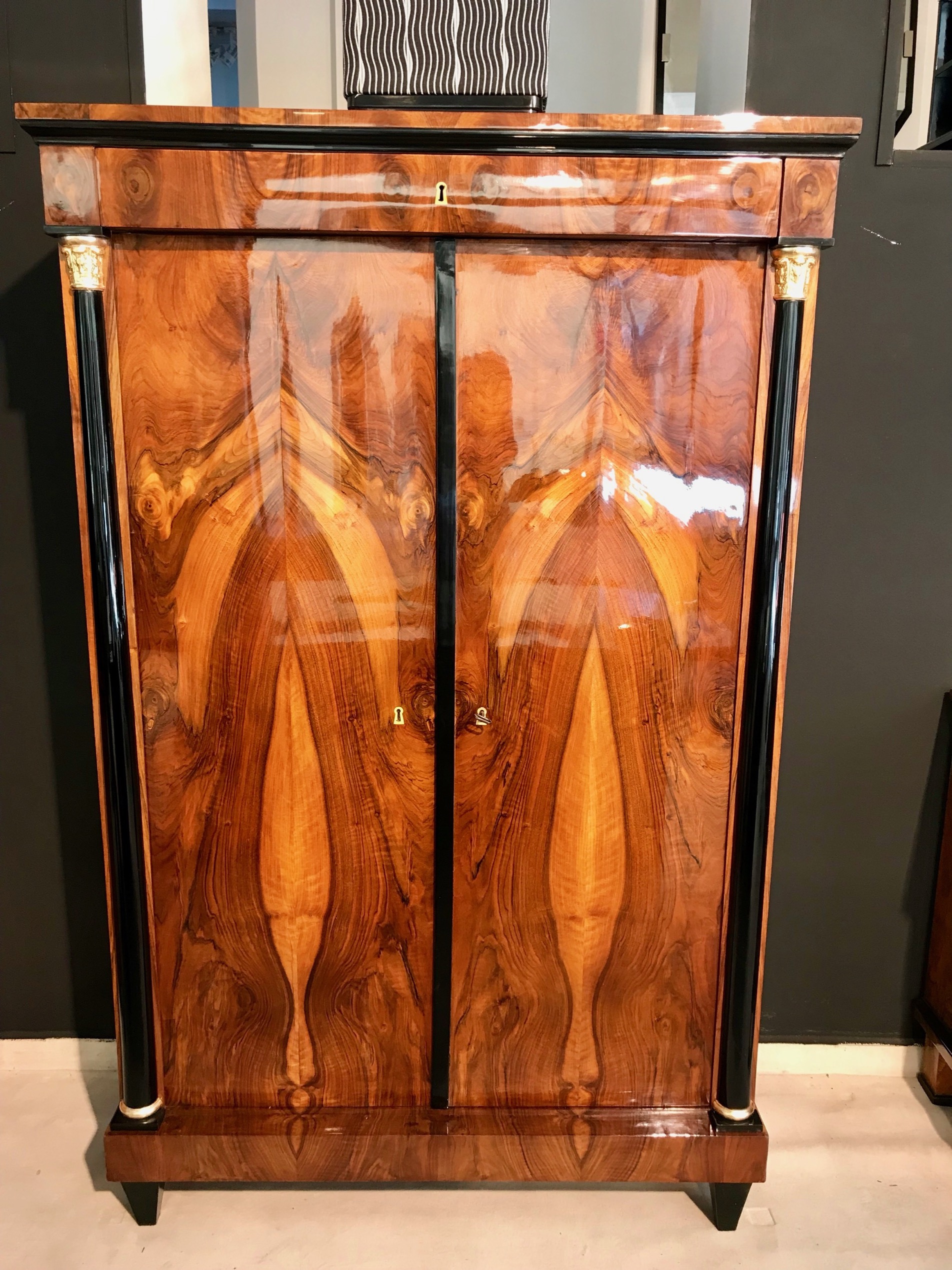 Biedermeier Empire Schrank, Nussbaum, Blattgold11 Biedermeier Empire Schrank, Nussbaum, Blattgold11