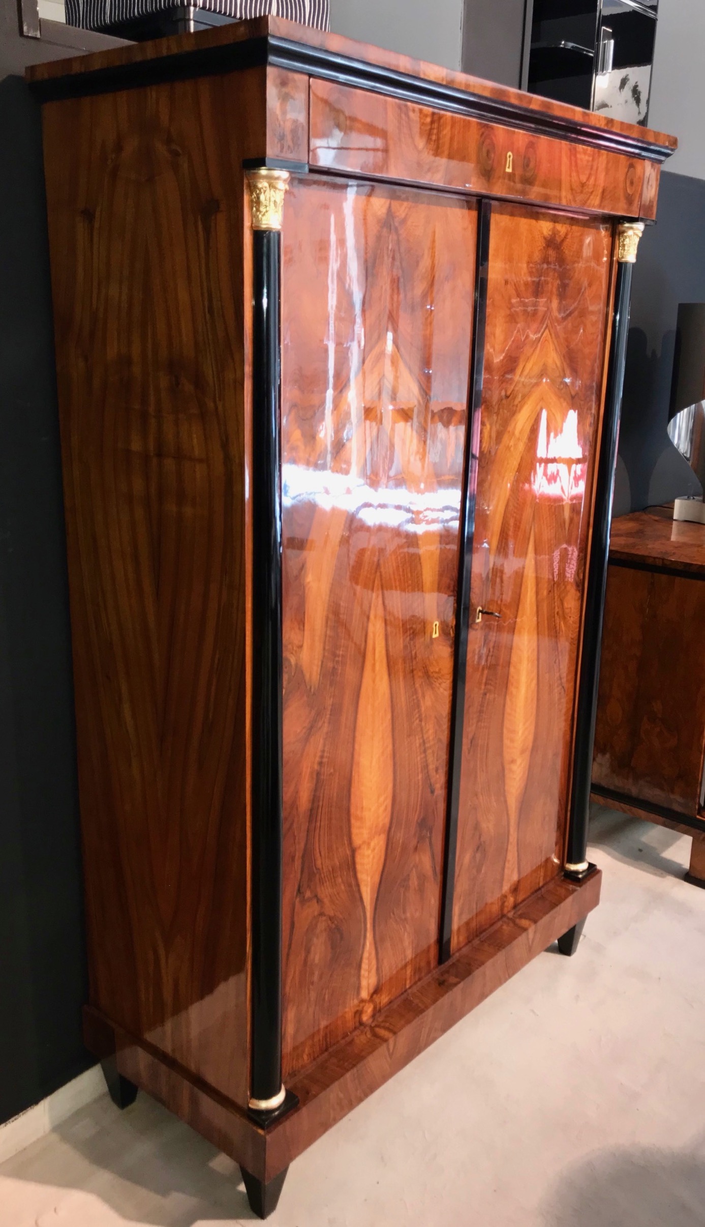 Biedermeier Empire Schrank, Nussbaum, Blattgold12 Biedermeier Empire Schrank, Nussbaum, Blattgold12