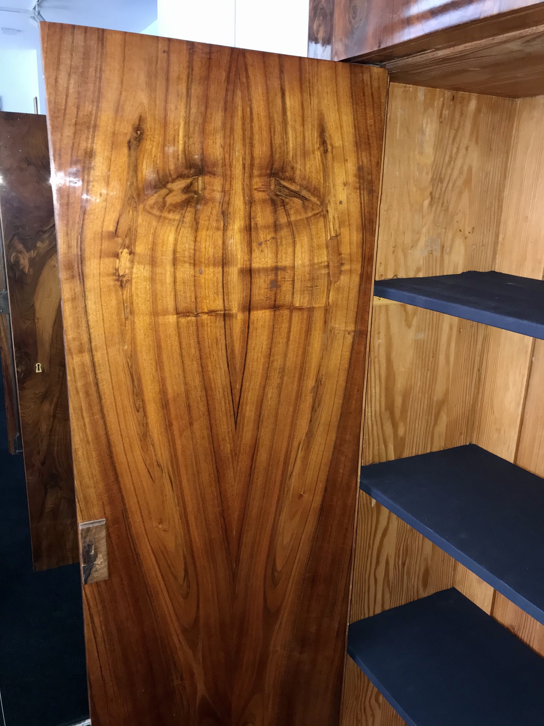 Biedermeier Empire Schrank, Nussbaum, Blattgold6