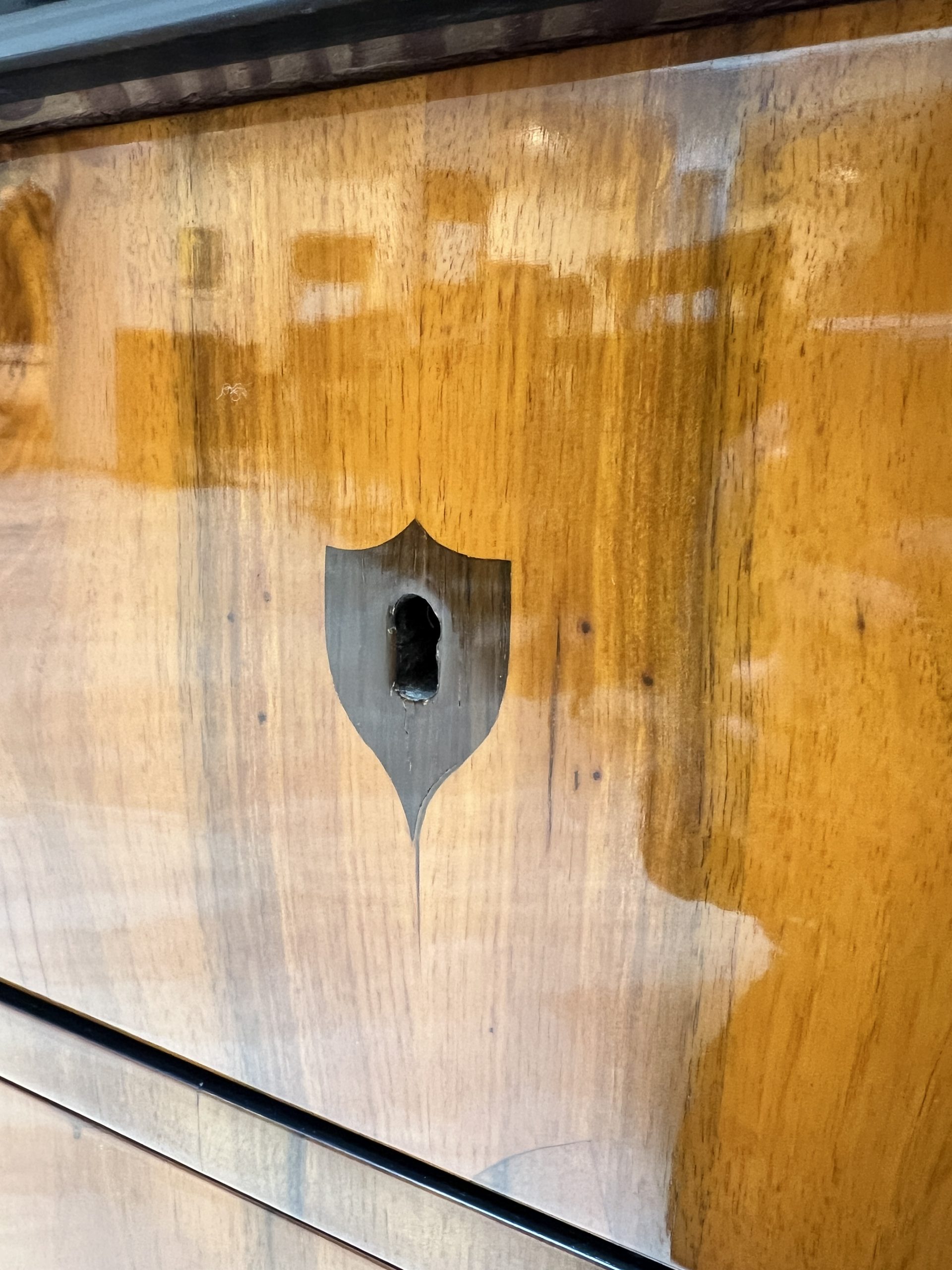 Ebenholz Schlüsselwappen an Empire Kommode