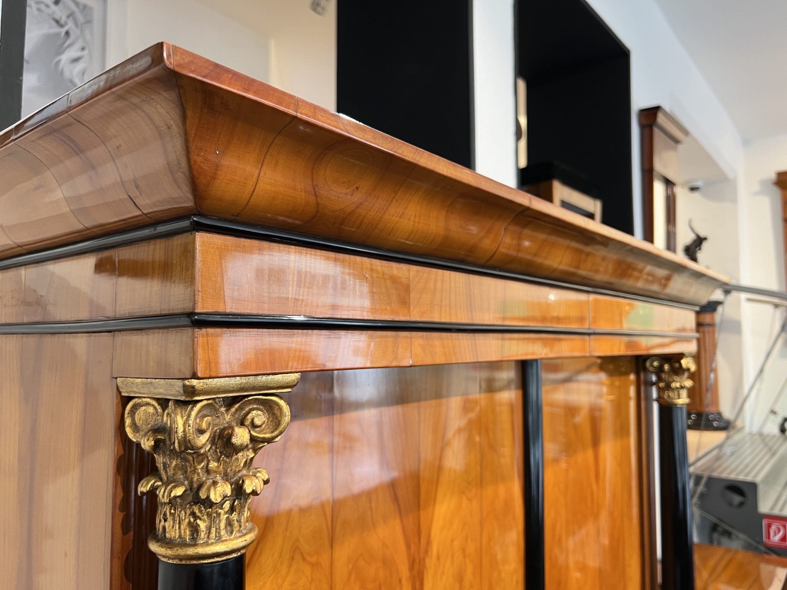 Biedermeier Schrank, Kirschbaum, Vollsäulen, Gold Kapitelle, Ã–sterreich