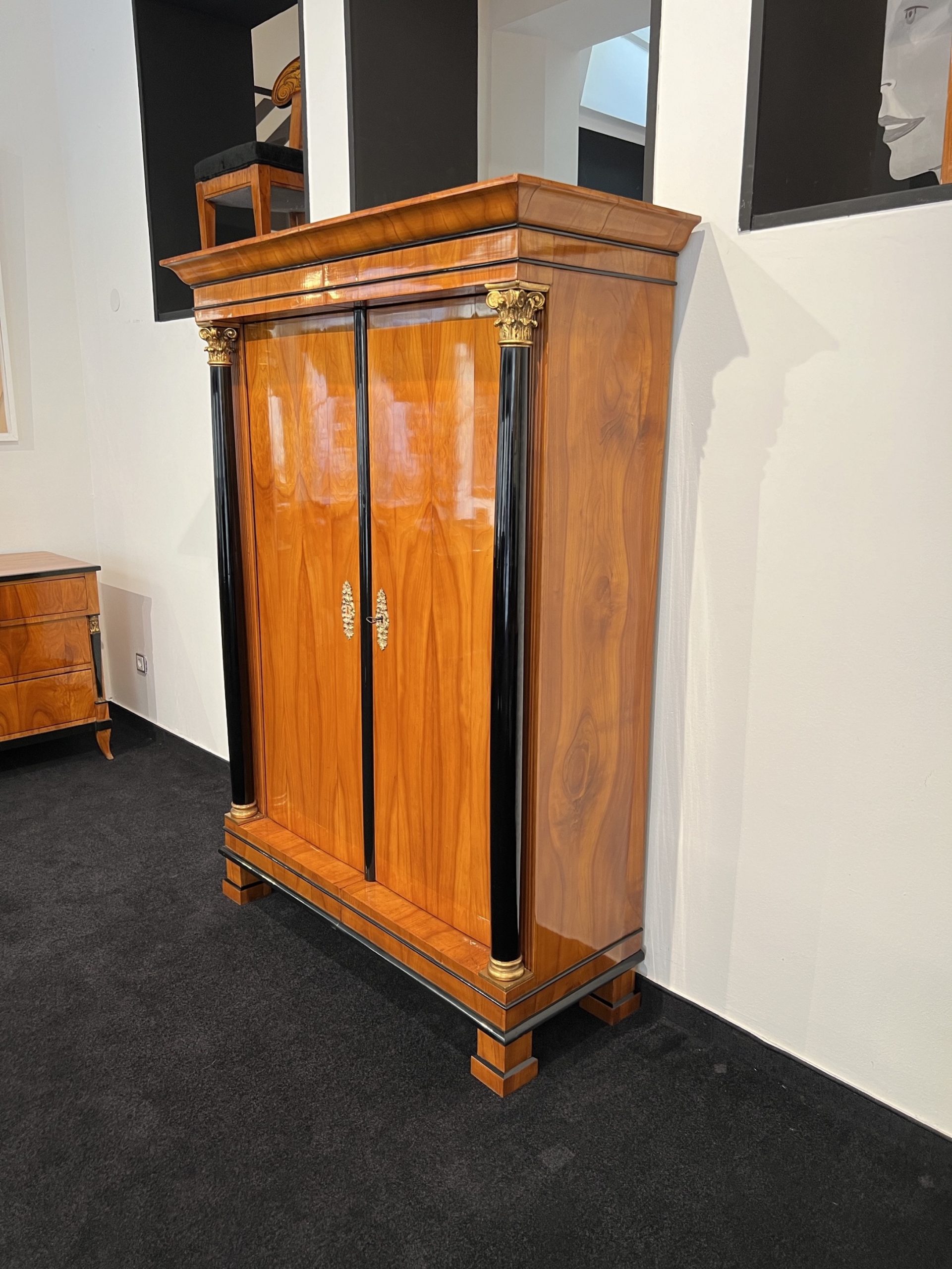Biedermeier Schrank, Kirschbaum, Vollsäulen, Gold Kapitelle, Ã–sterreich