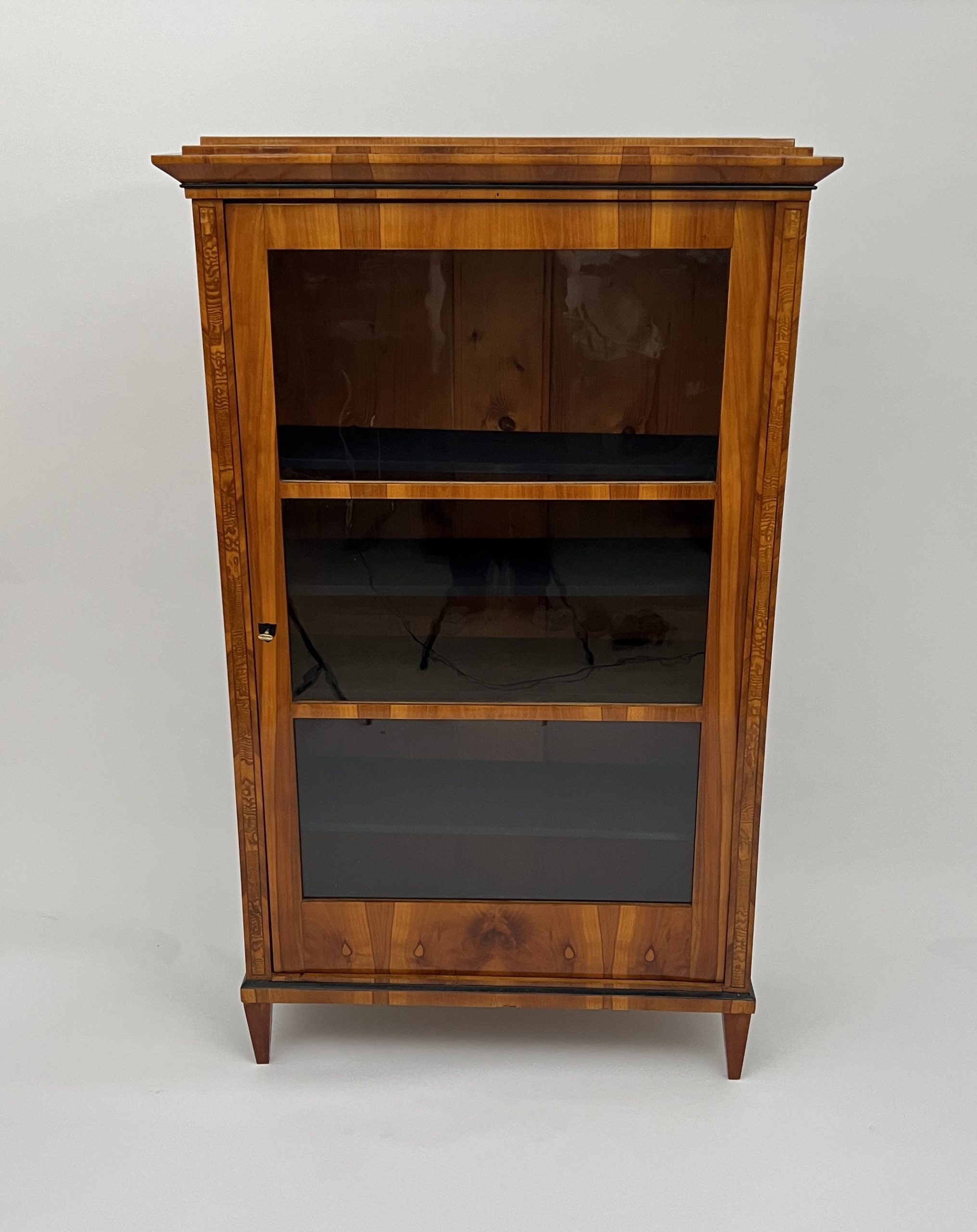 Biedermeier-Vitrinenschrank-Kirschbaum-Esche-Maser.2