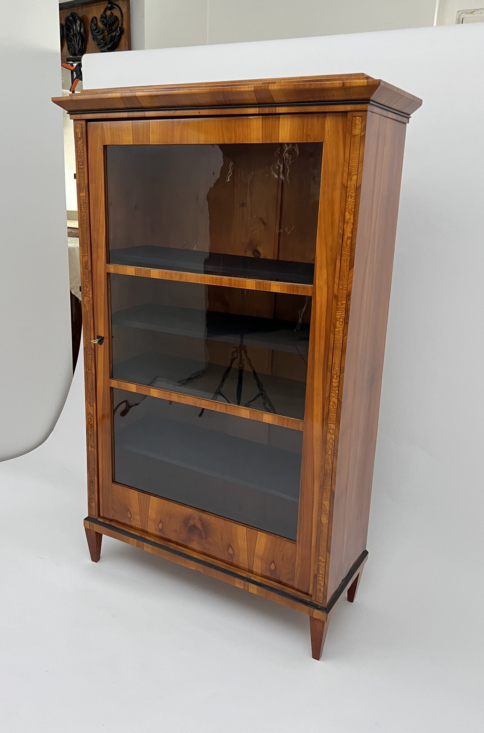 Biedermeier-Vitrinenschrank-Kirschbaum-Esche-Maser.2