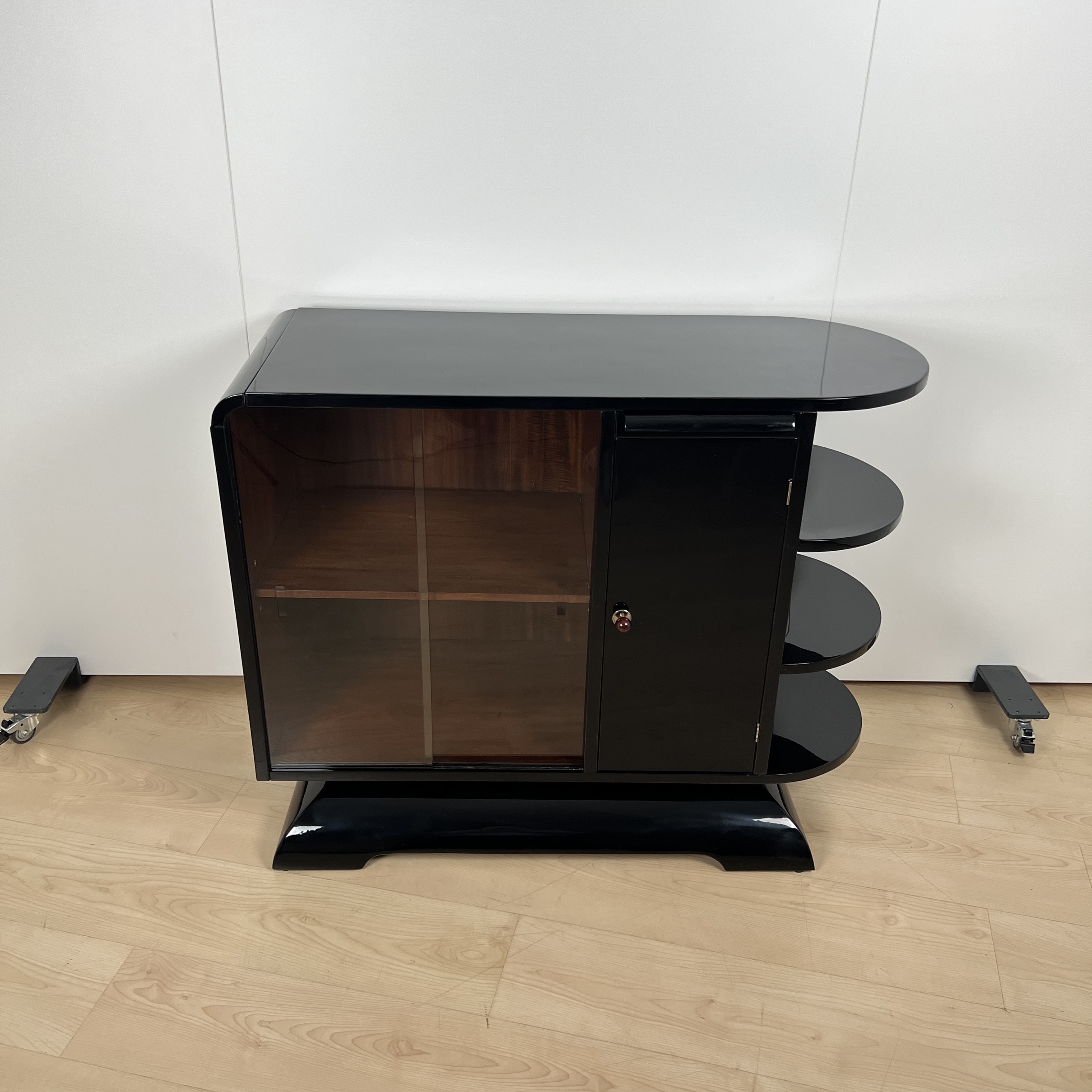 Art Deco Halbschrank, Schwarzlack, Mahagoni, um 1930.