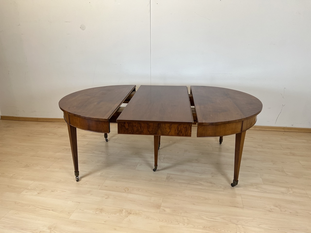 Biedermeier Ausziehtisch, Nussbaum, Schweiz um 1800