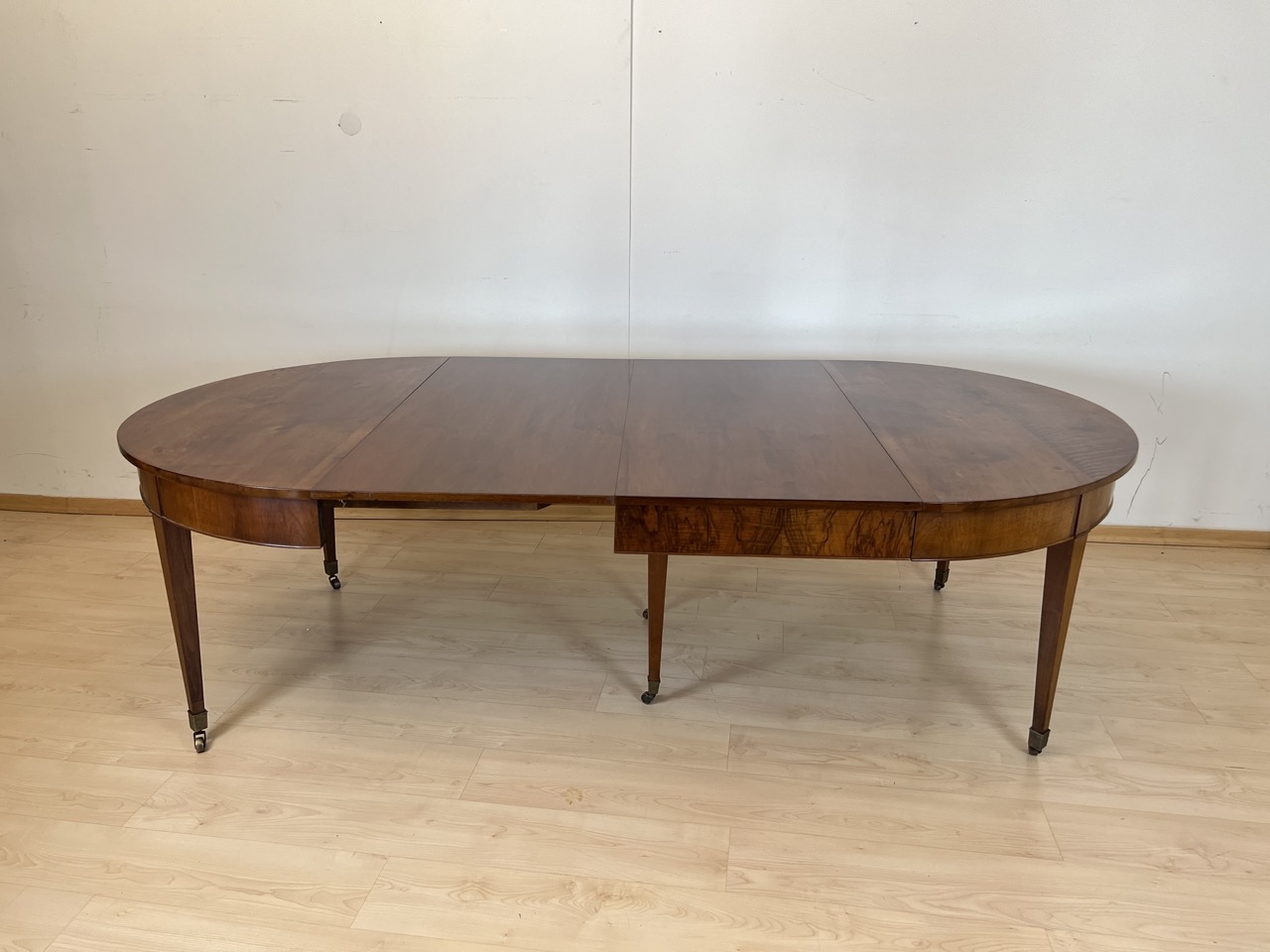 Biedermeier Ausziehtisch, Nussbaum, Schweiz um 1800