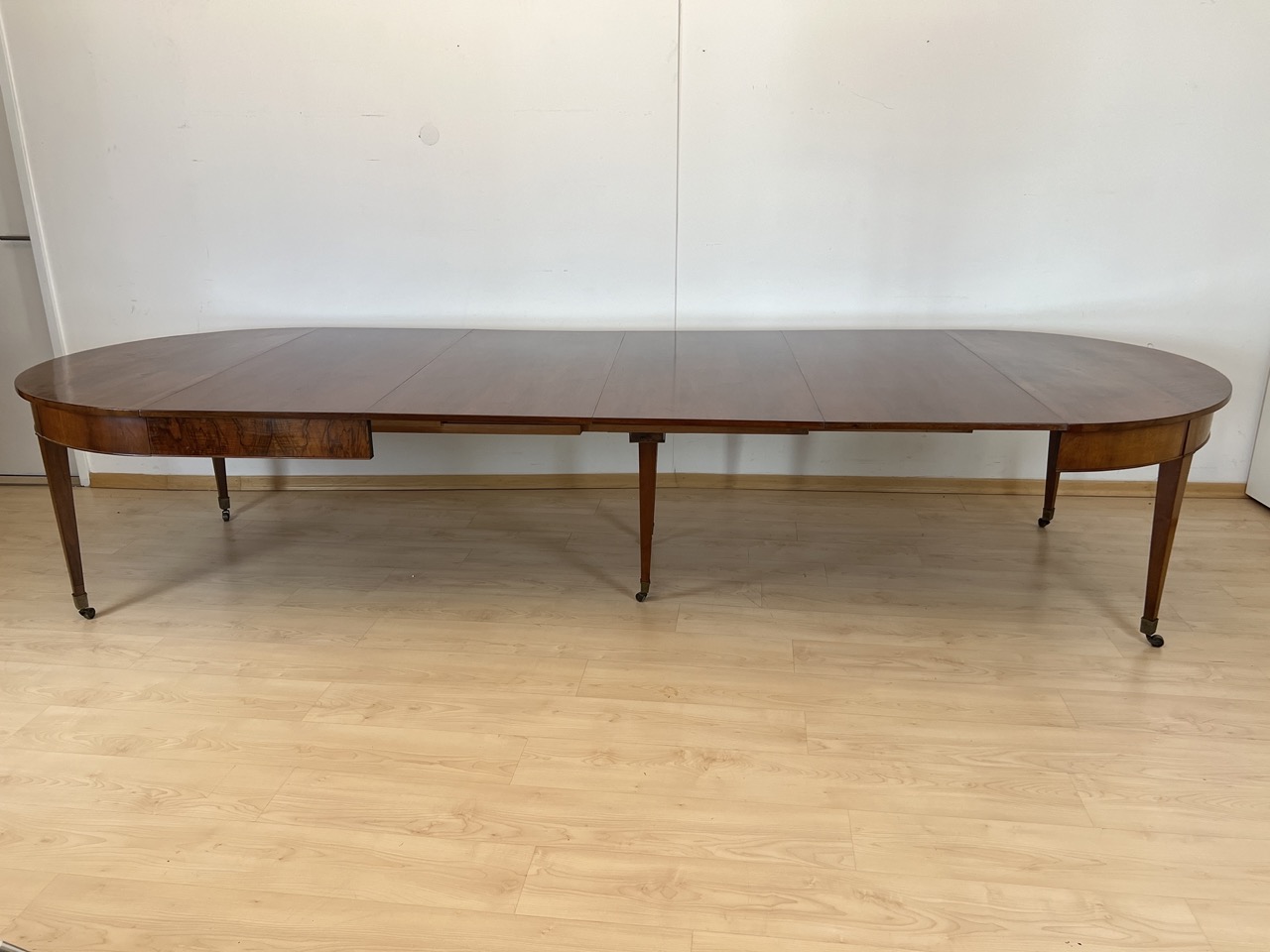 Biedermeier Ausziehtisch, Nussbaum, Schweiz um 1800