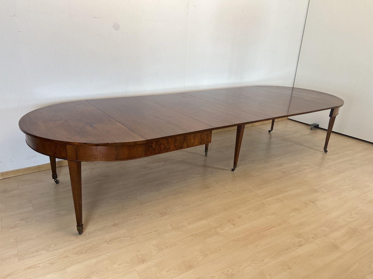 Biedermeier Ausziehtisch, Nussbaum, Schweiz um 1800