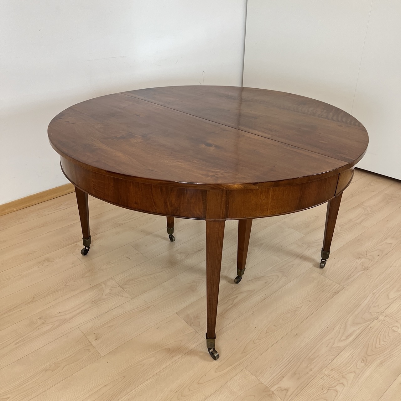 Biedermeier Ausziehtisch, Nussbaum, Schweiz um 1800