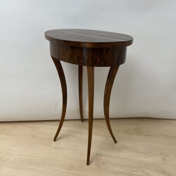 Ovales Biedermeier Beistelltischchen Nussbaum, Süddeutsch um 1820