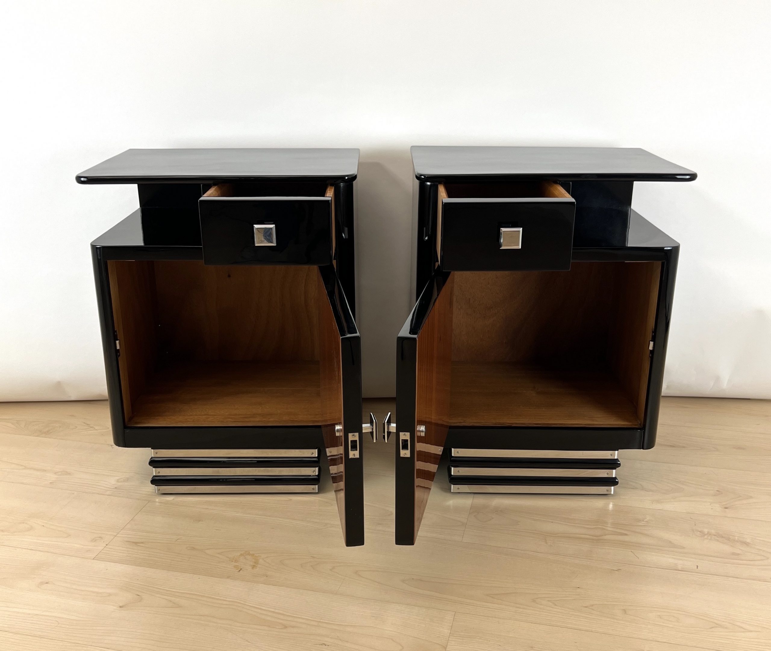 Paar Art Deco Nachtkästchen in Schwarzlack und Chrom