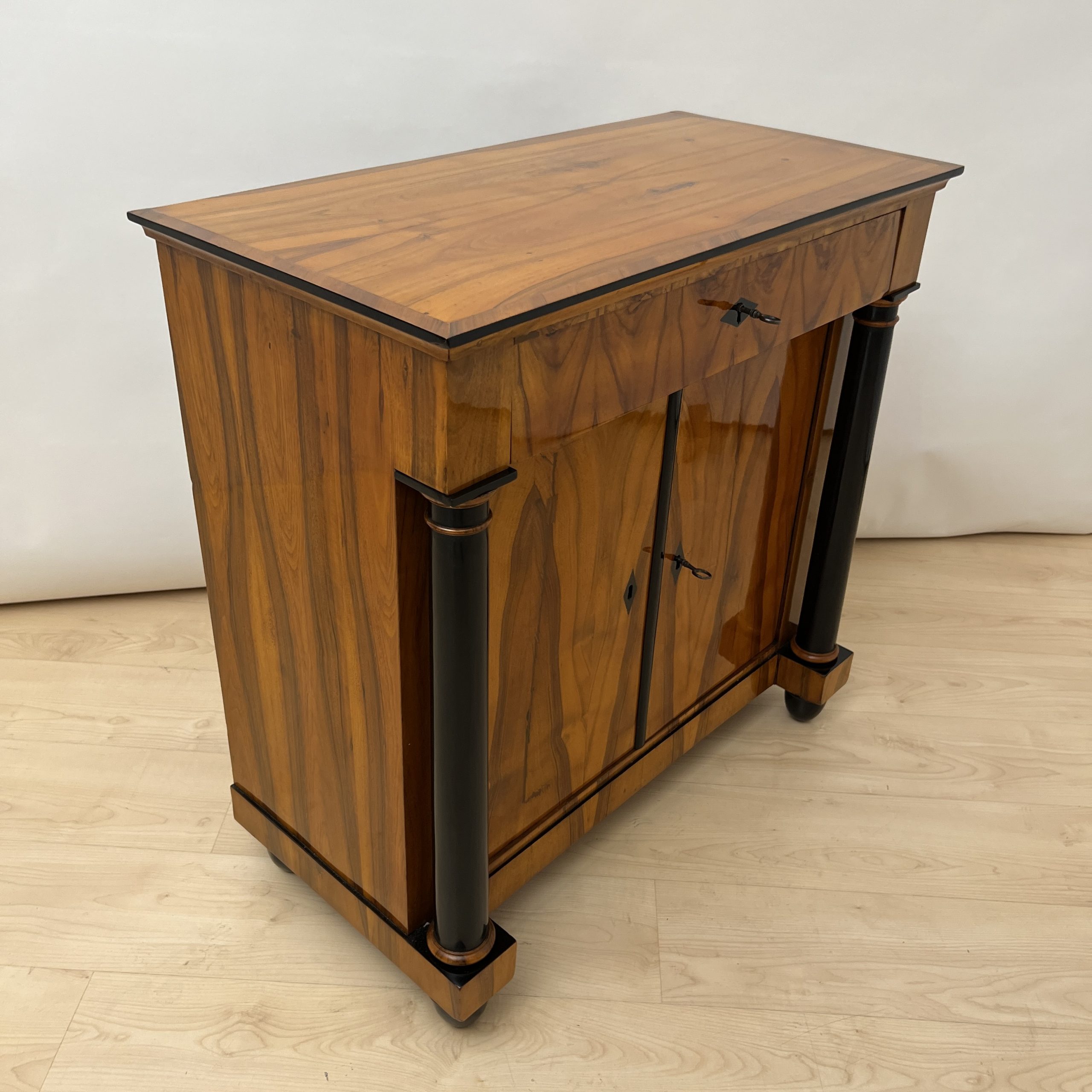 Biedermeier Halbschrank, Nussbaum, Süddeutsch um 1820