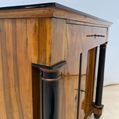 Biedermeier Halbschrank, Nussbaum, Süddeutsch um 1820