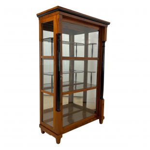 Biedermeier Vitrine, Nussbaum, 3-Seitig Verglast, Süddeutsch um 1830.