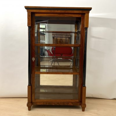 Biedermeier Vitrine, Nussbaum, 3-Seitig Verglast, Süddeutsch um 1830