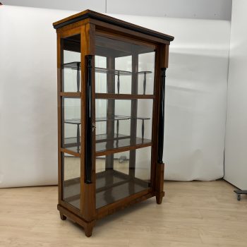 Biedermeier Vitrine, Nussbaum, 3-Seitig Verglast, Süddeutsch um 1830