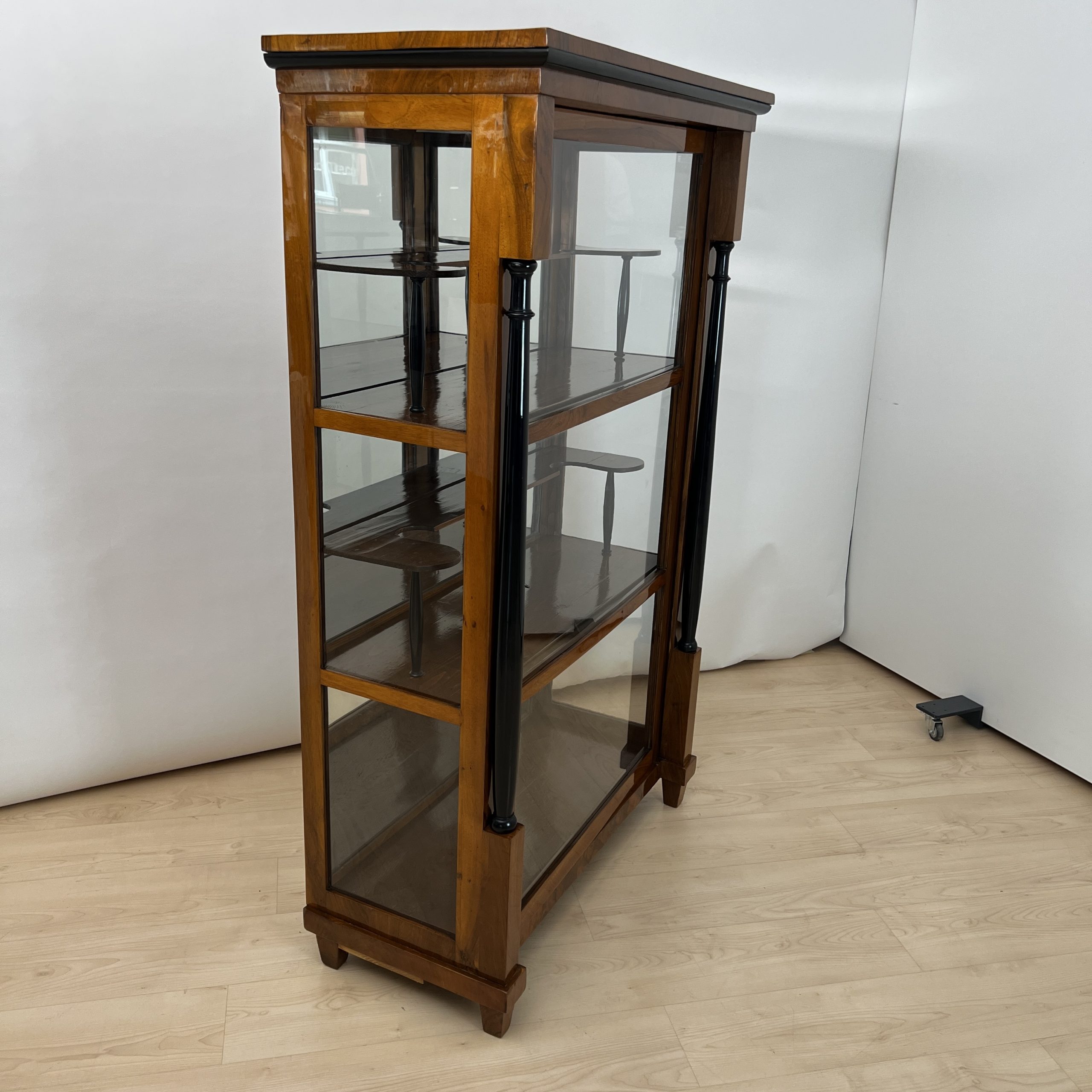 Biedermeier Vitrine, Nussbaum, 3-Seitig Verglast, Süddeutsch um 1830
