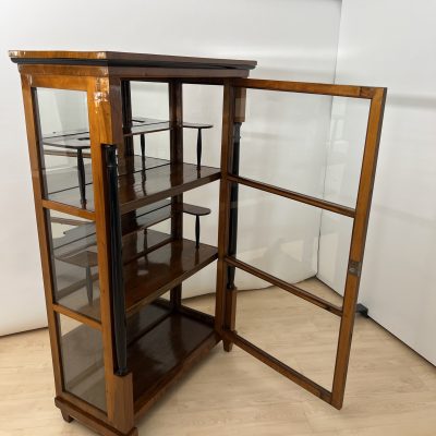 Biedermeier Vitrine, Nussbaum, 3-Seitig Verglast, Süddeutsch um 1830